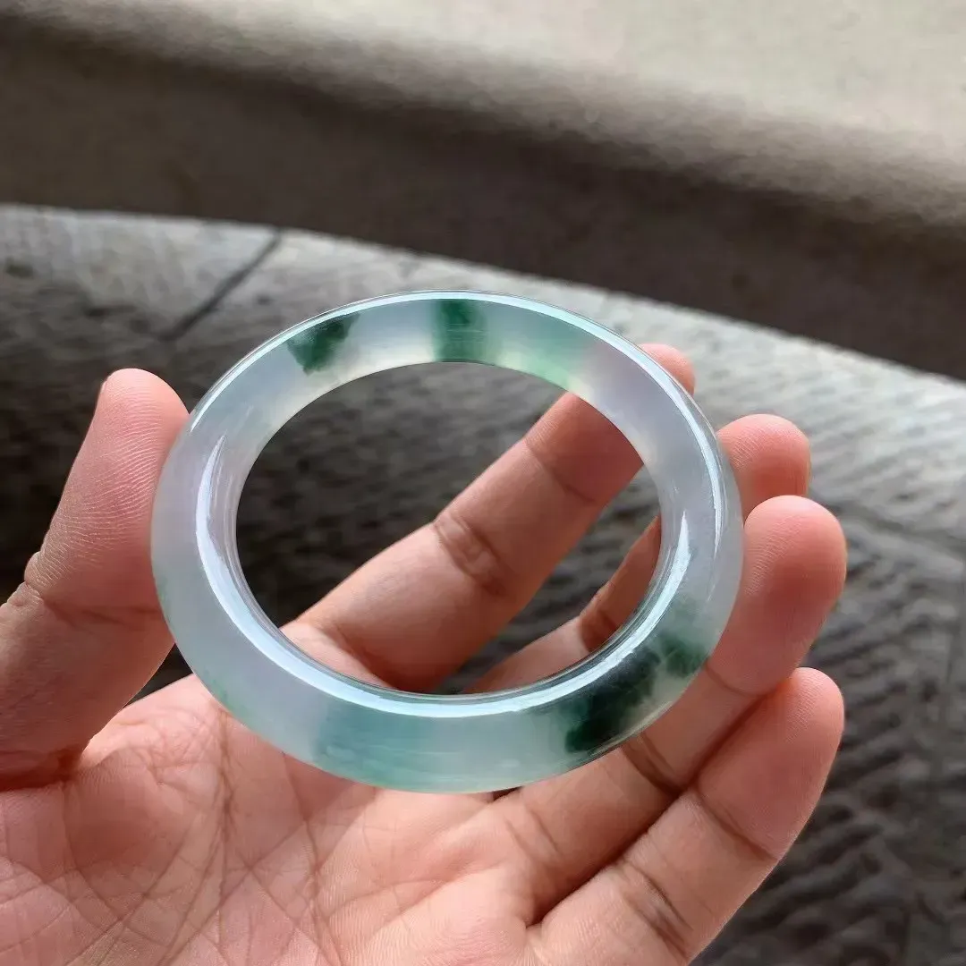 冰飘绿花圆条手镯，尺寸52*10*10 老坑种水，通体冰透，清润水足，起光起胶，绿花轻盈！