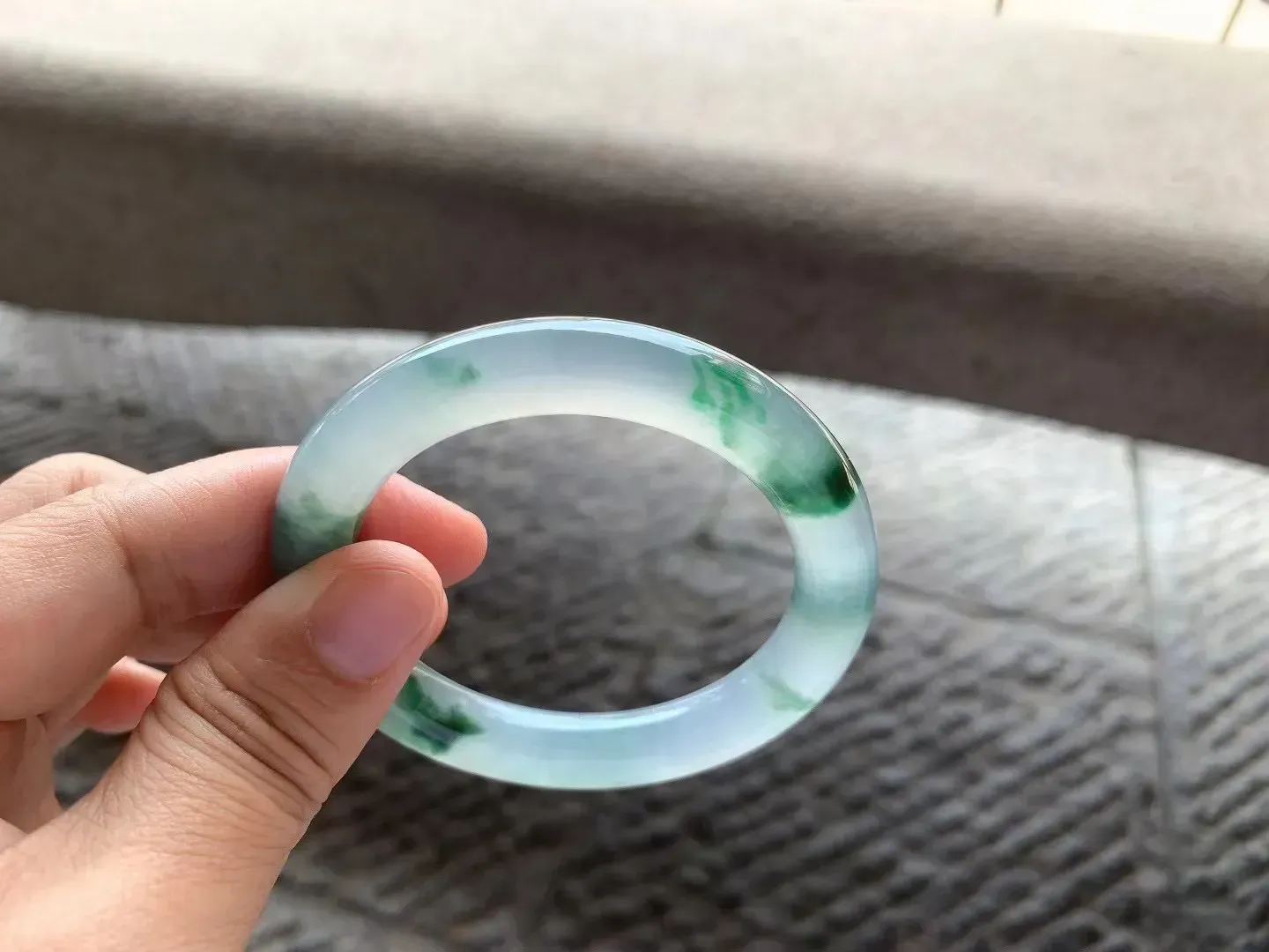 冰飘绿花圆条手镯，尺寸52*10*10 老坑种水，通体冰透，清润水足，起光起胶，绿花轻盈！