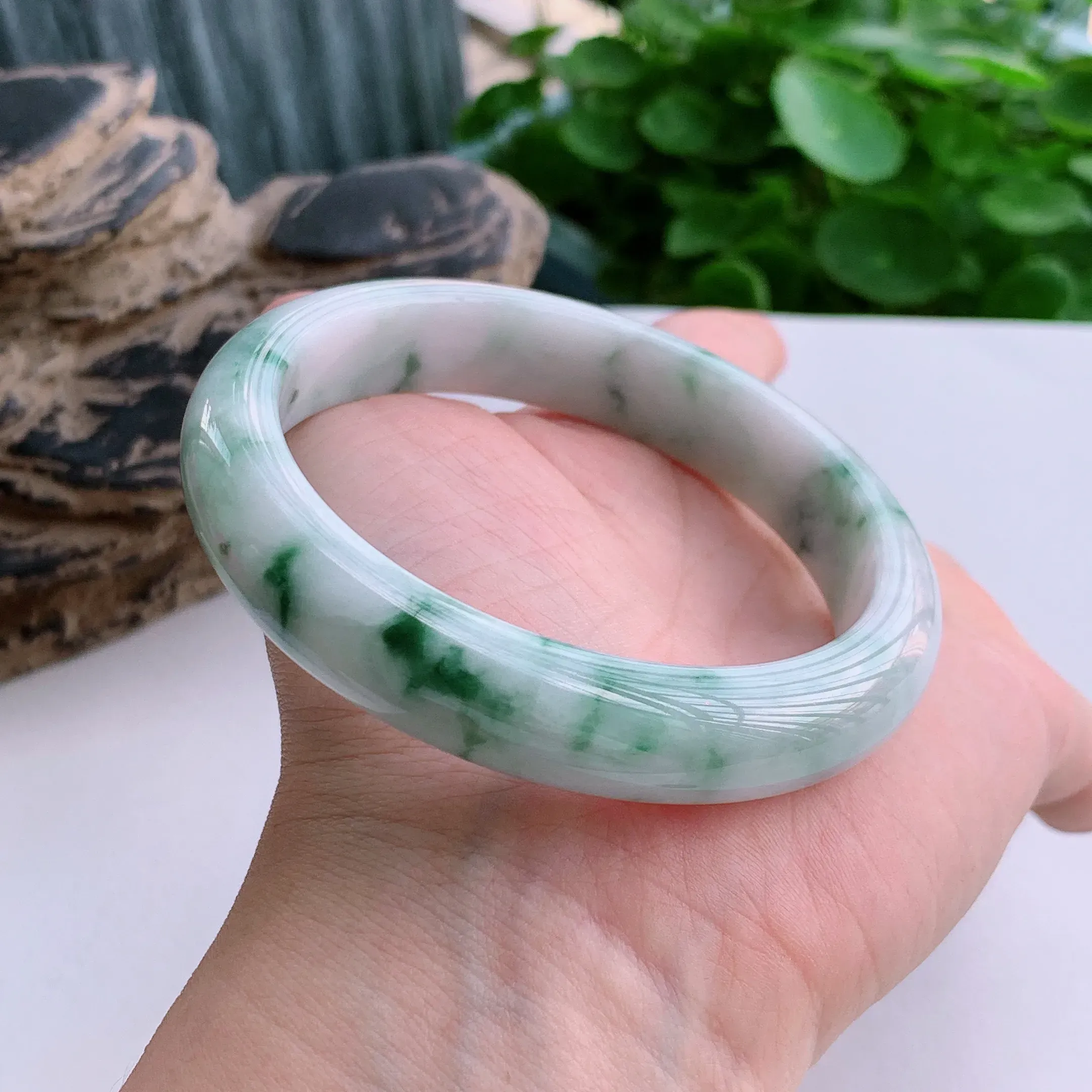 推荐款老坑种水润飘花手镯 条形优雅 靓丽秀气 高贵端庄 条形漂亮 上手效果更佳 适合61-62圈口，64.08
