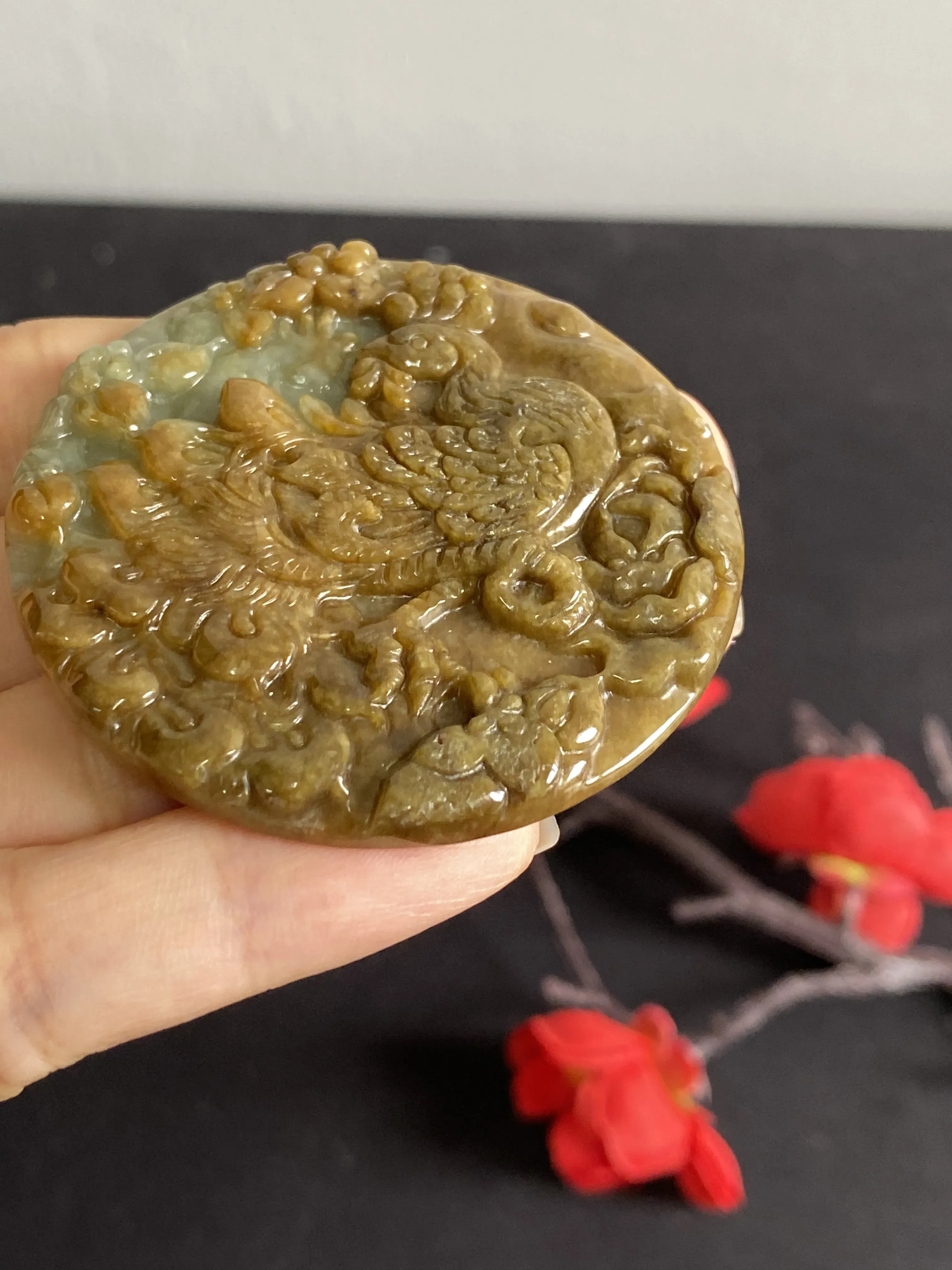 翡翠大件厚装孔雀吊牌，俏色巧雕，水头差点，但润度很好，机雕手修