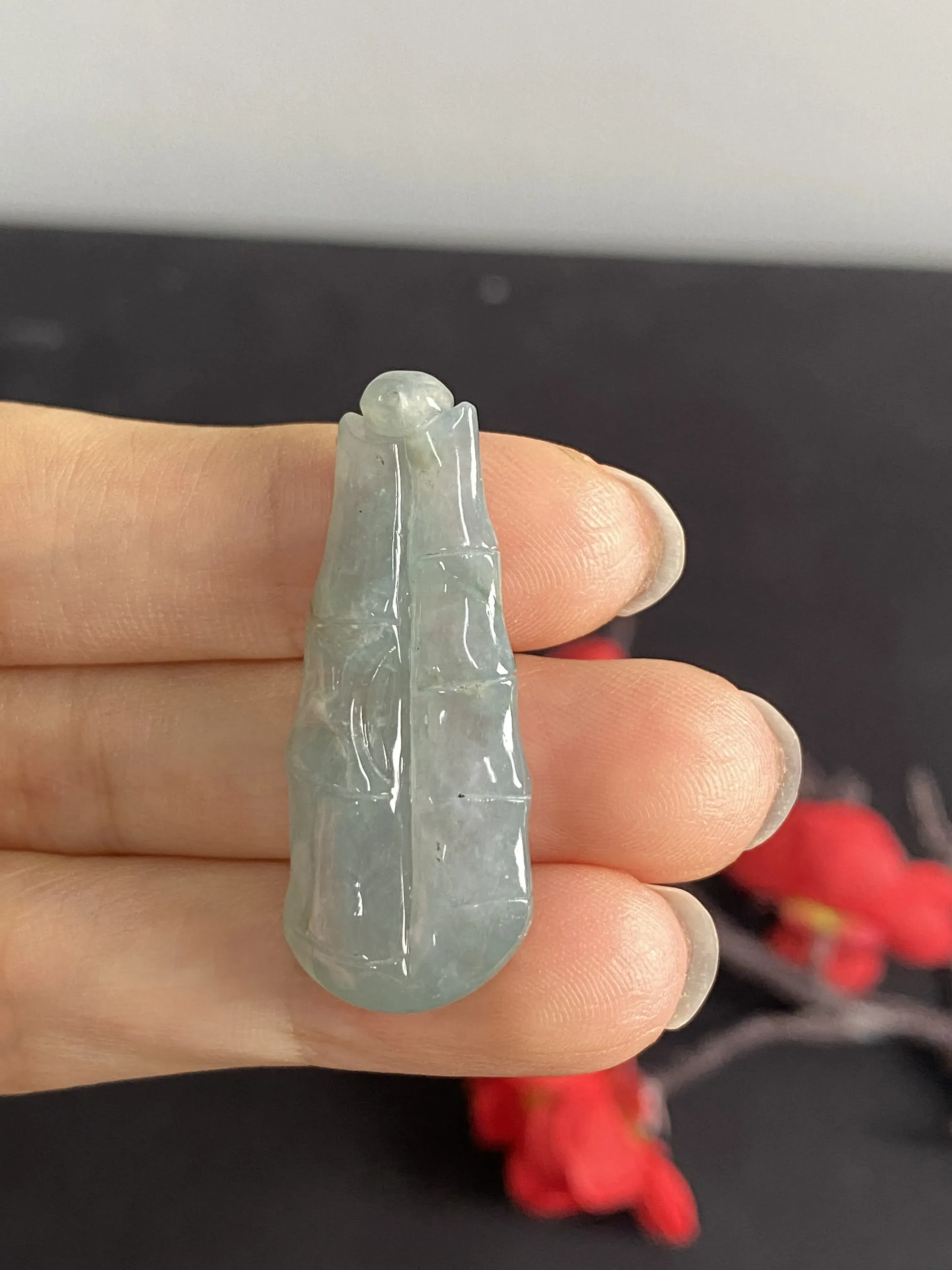 翡翠冰透竹节吊坠，油青底色，正面的左边糯化，右边糯冰，实物右边像玻璃或水滴一样，很精致