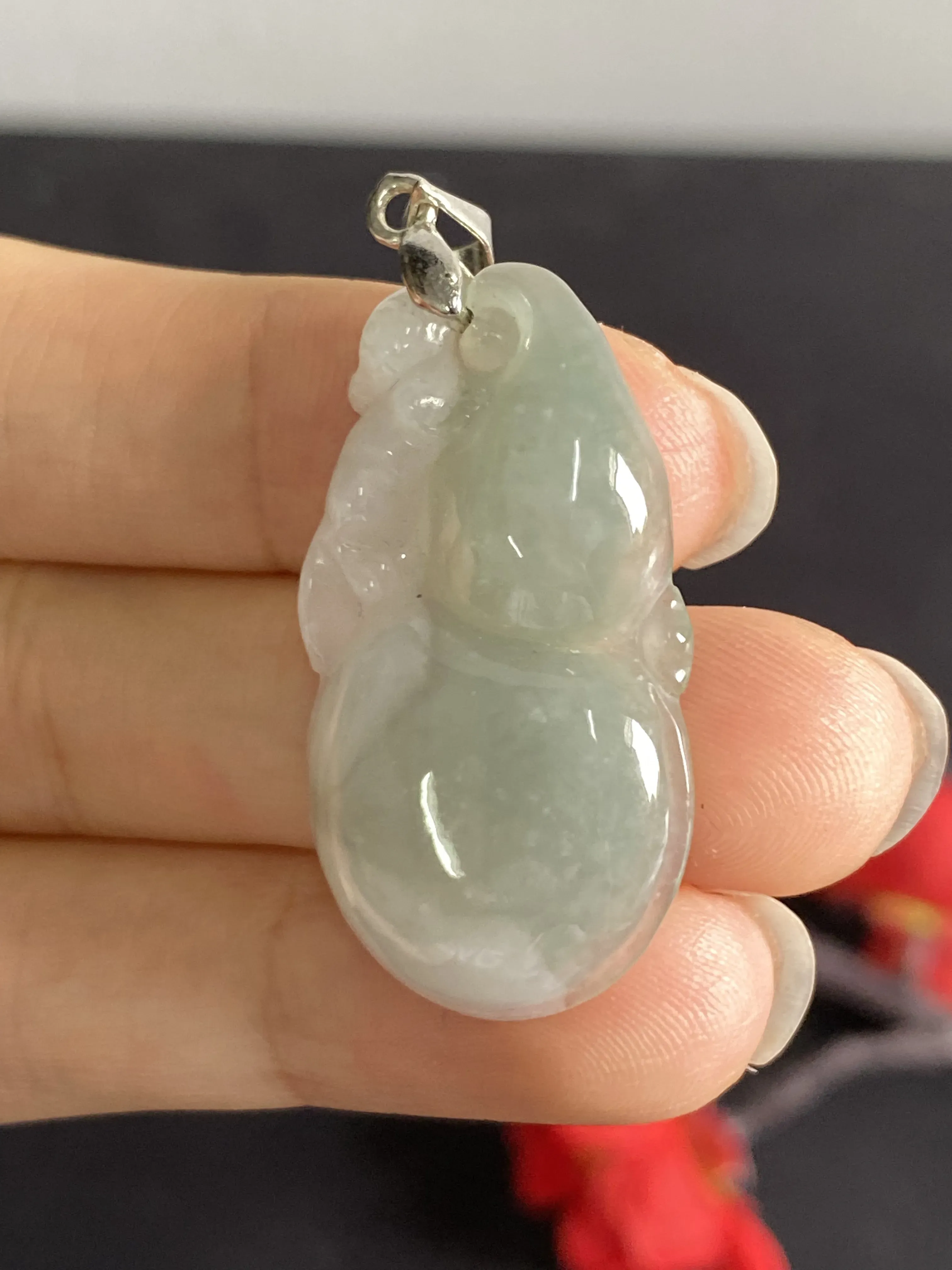 翡翠特色半白+半油青葫芦吊坠，阴阳平衡，底子很纯很干净，很漂亮