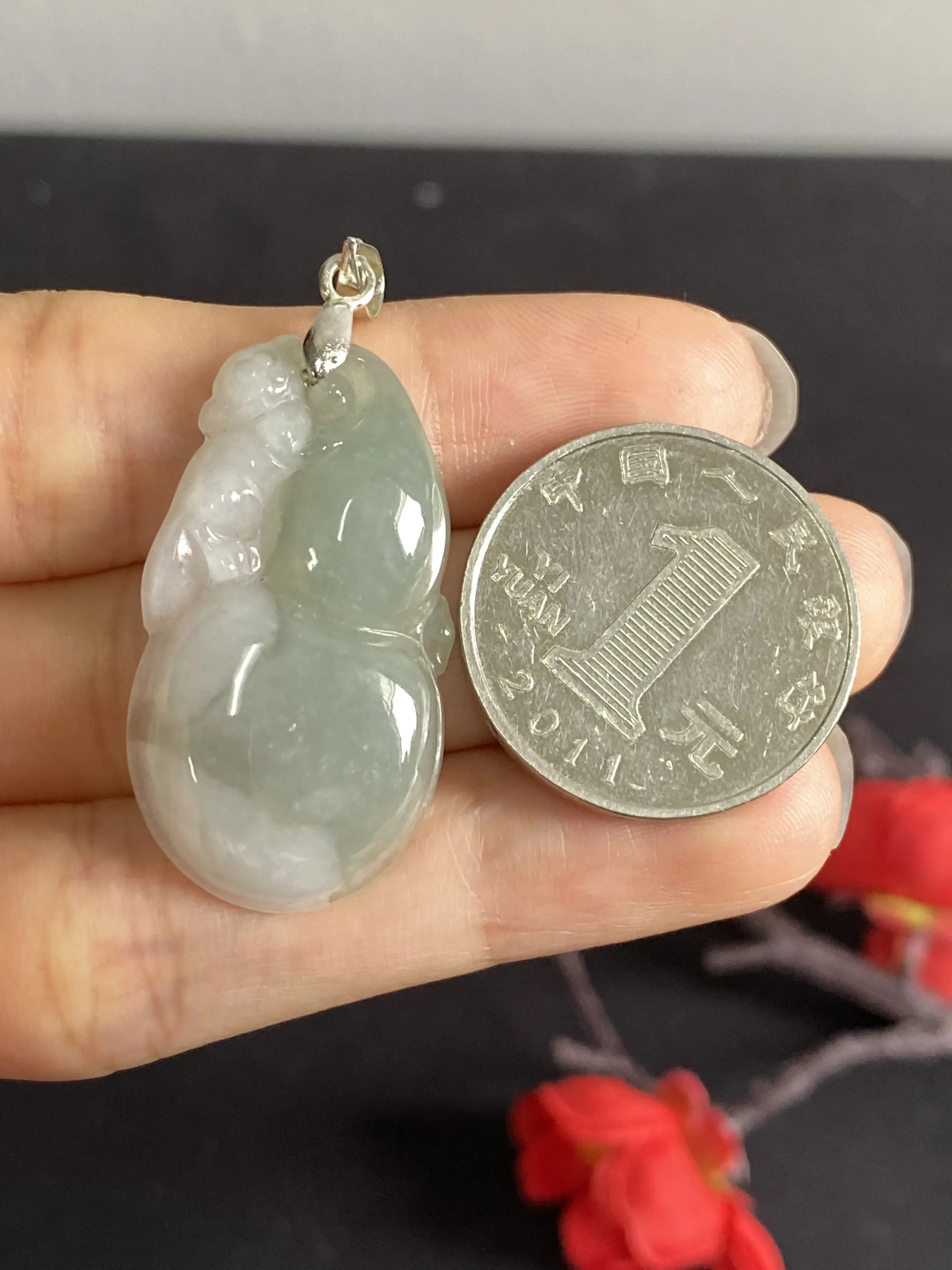 翡翠特色半白+半油青葫芦吊坠，阴阳平衡，底子很纯很干净，很漂亮