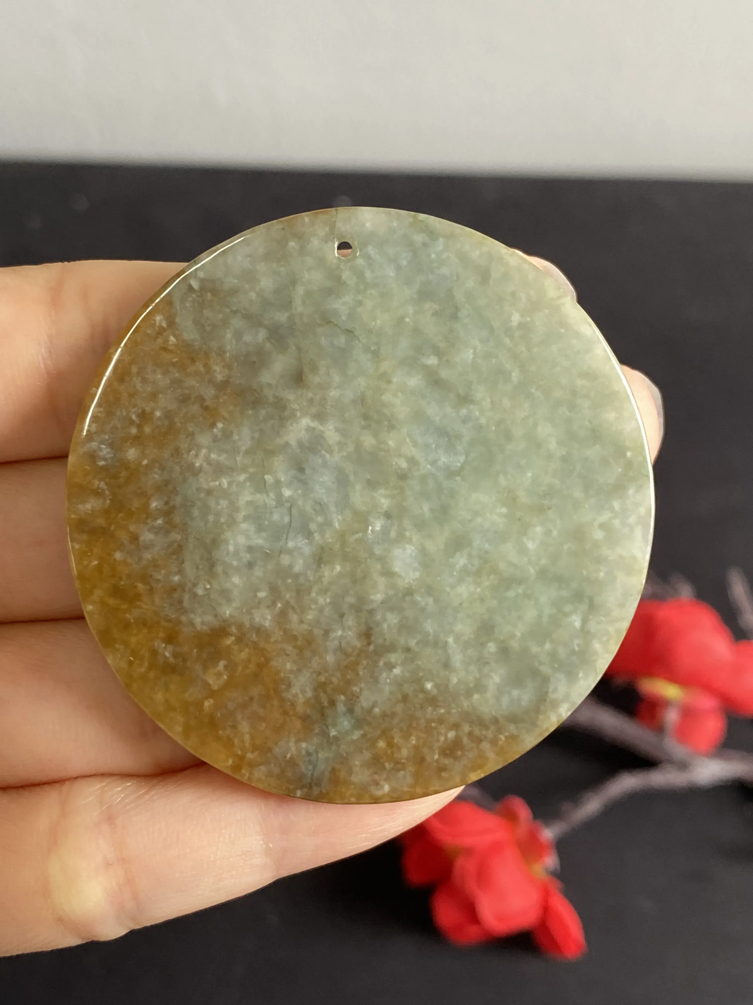 翡翠大件厚装孔雀吊牌，俏色巧雕，水头差点，但润度很好，机雕手修