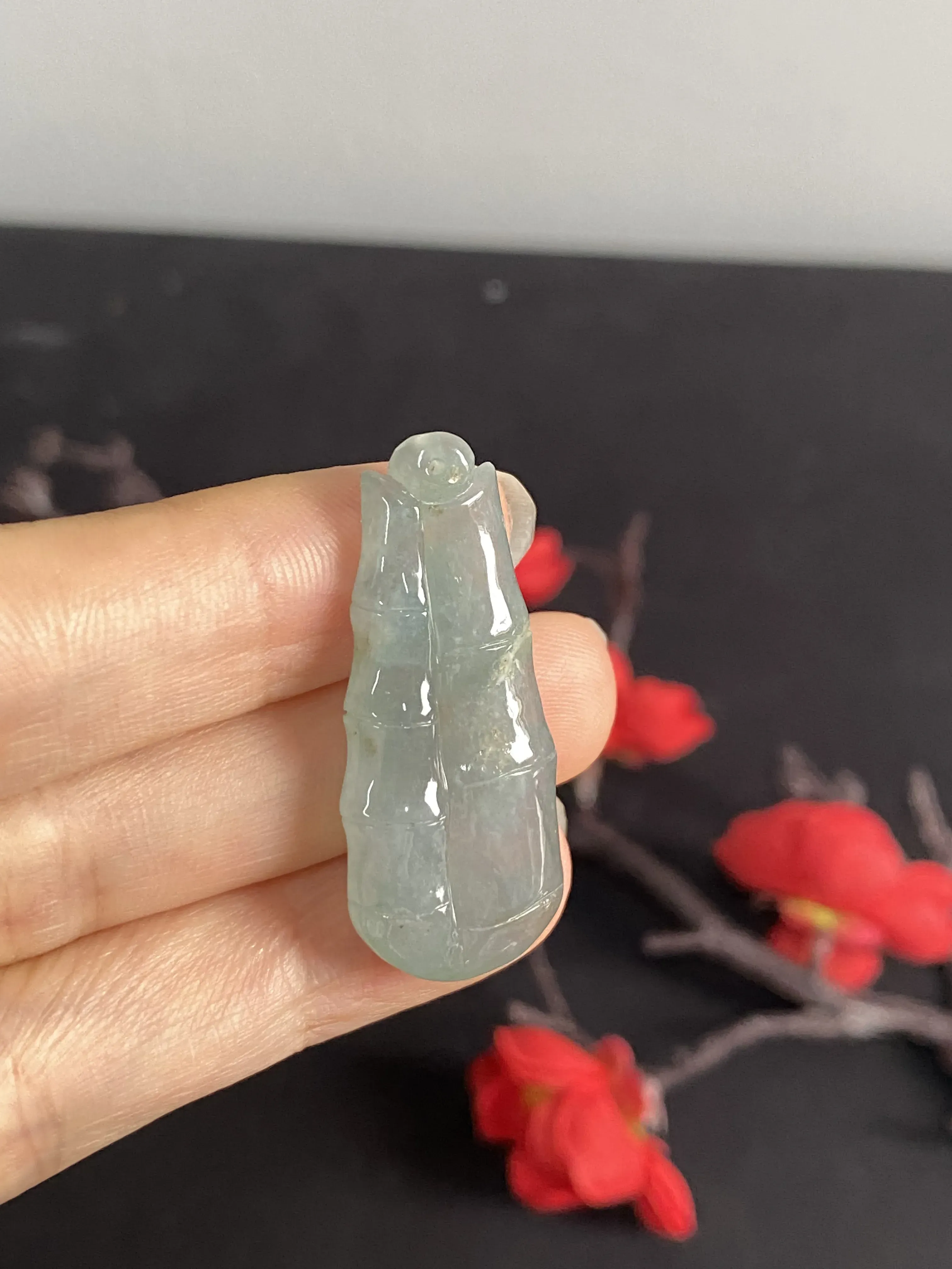 翡翠冰透竹节吊坠，油青底色，正面的左边糯化，右边糯冰，实物右边像玻璃或水滴一样，很精致