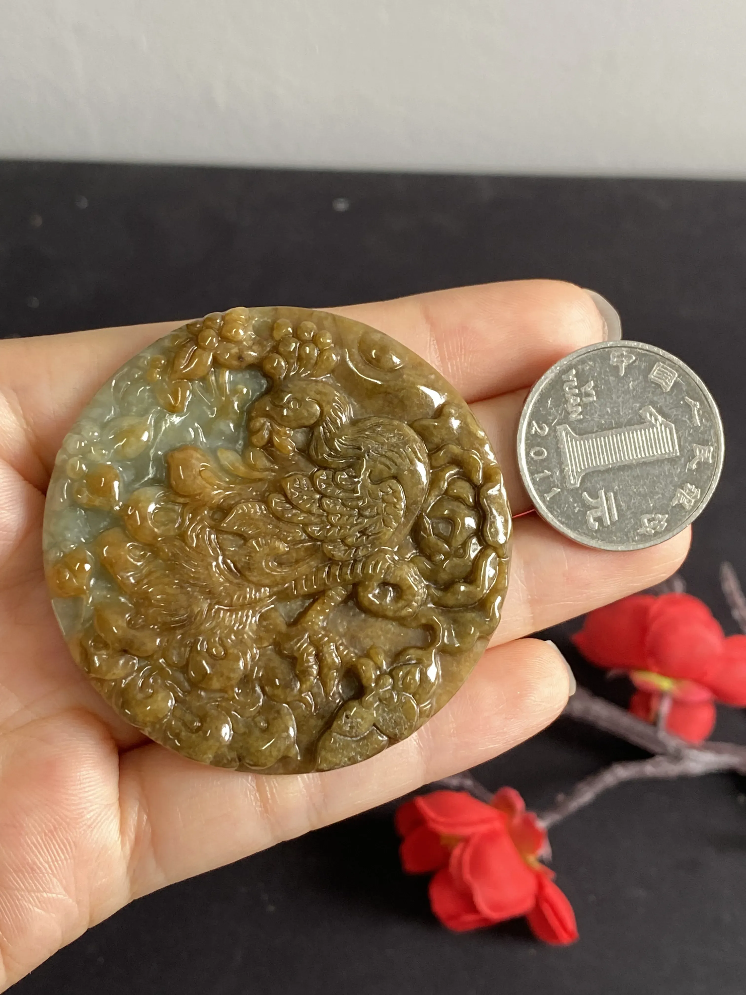 翡翠大件厚装孔雀吊牌，俏色巧雕，水头差点，但润度很好，机雕手修