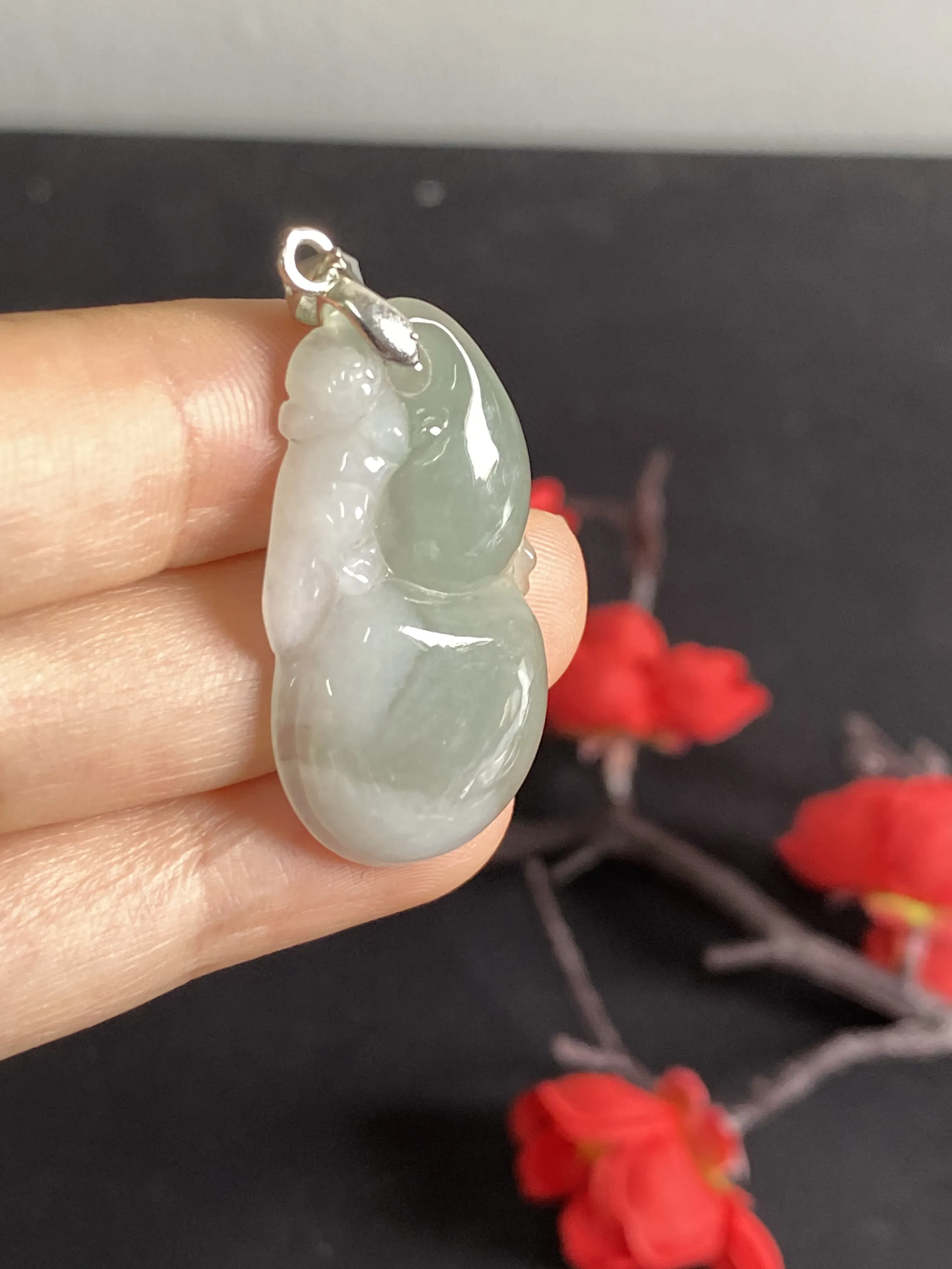 翡翠特色半白+半油青葫芦吊坠，阴阳平衡，底子很纯很干净，很漂亮