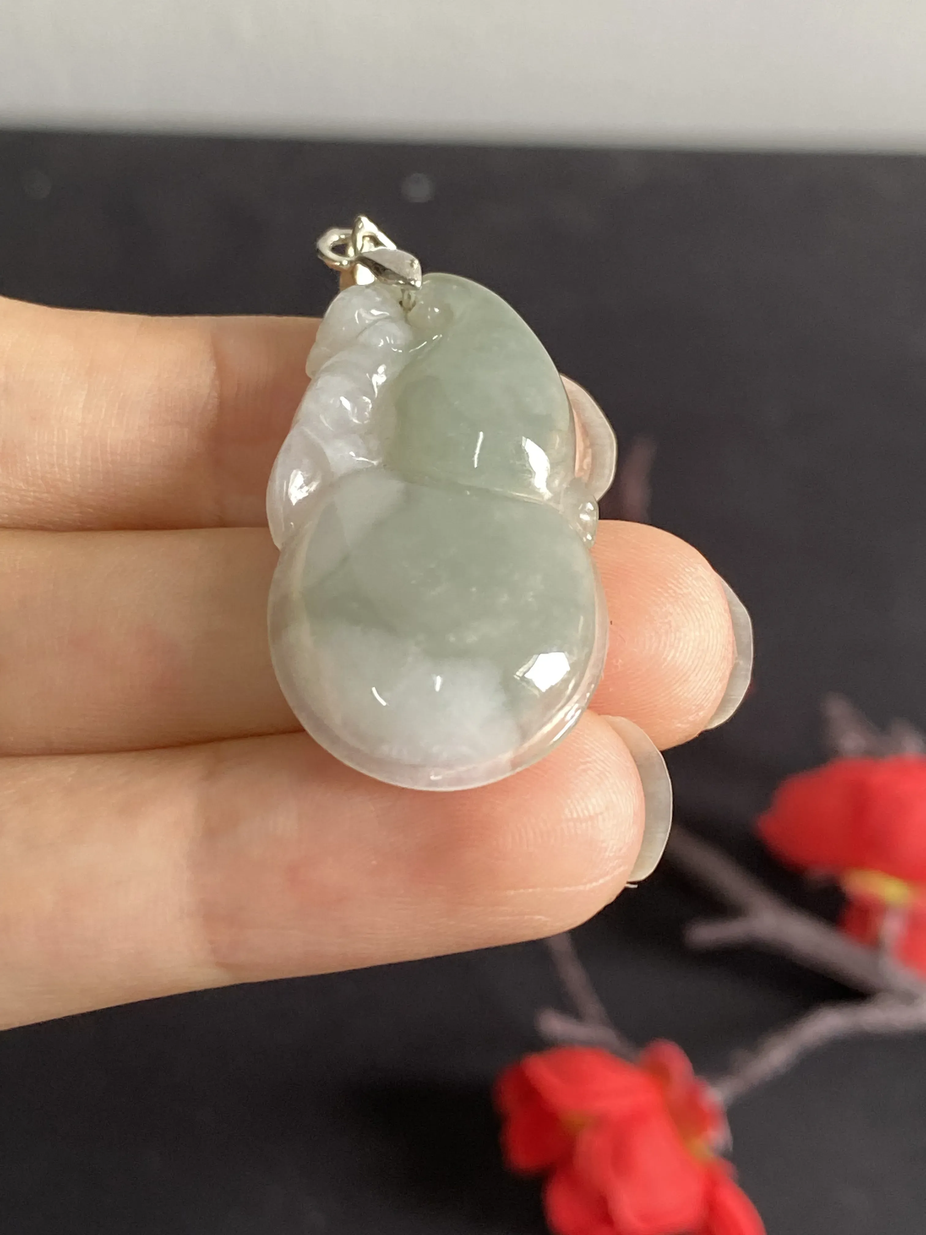 翡翠特色半白+半油青葫芦吊坠，阴阳平衡，底子很纯很干净，很漂亮