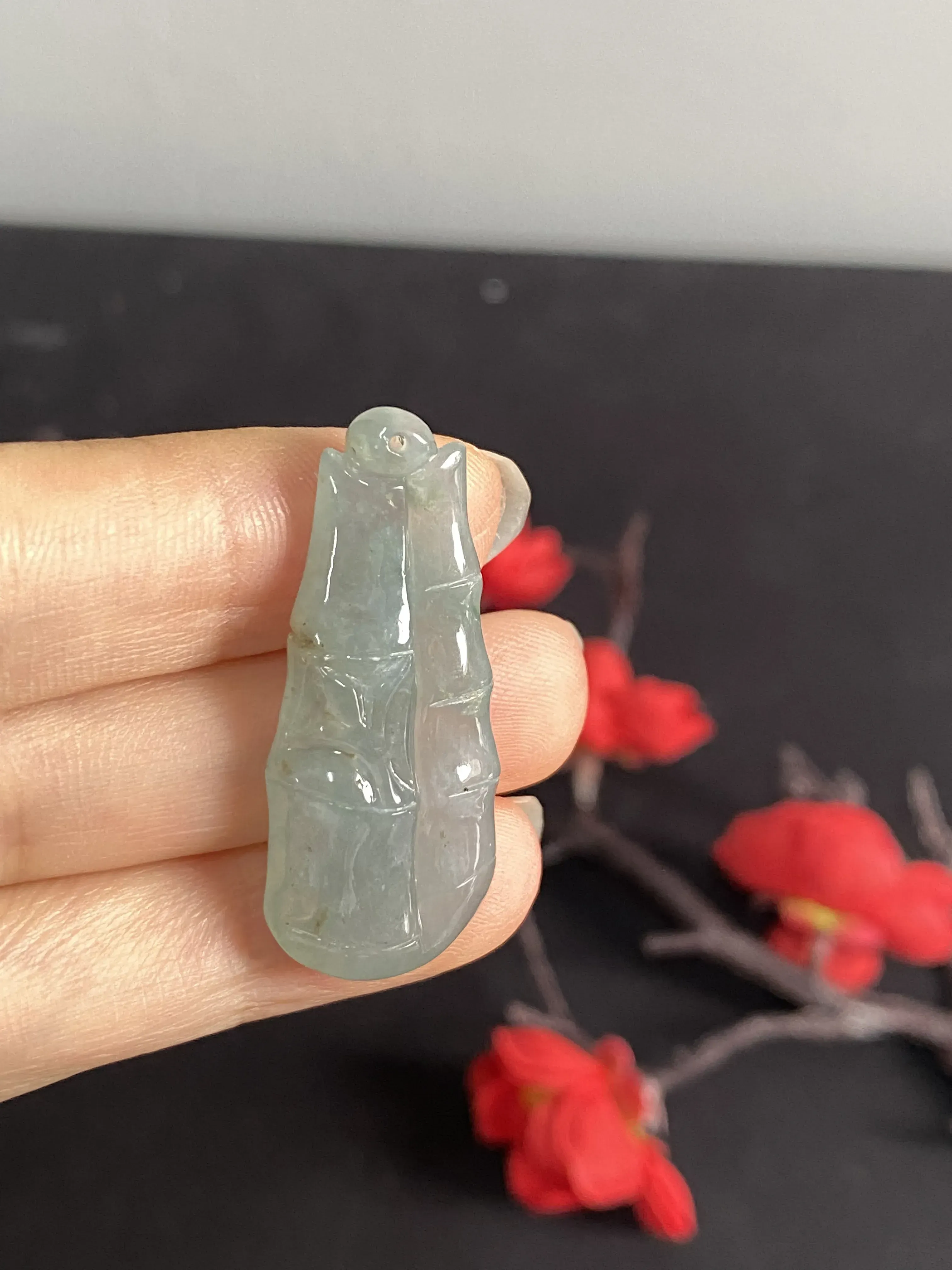 翡翠冰透竹节吊坠，油青底色，正面的左边糯化，右边糯冰，实物右边像玻璃或水滴一样，很精致