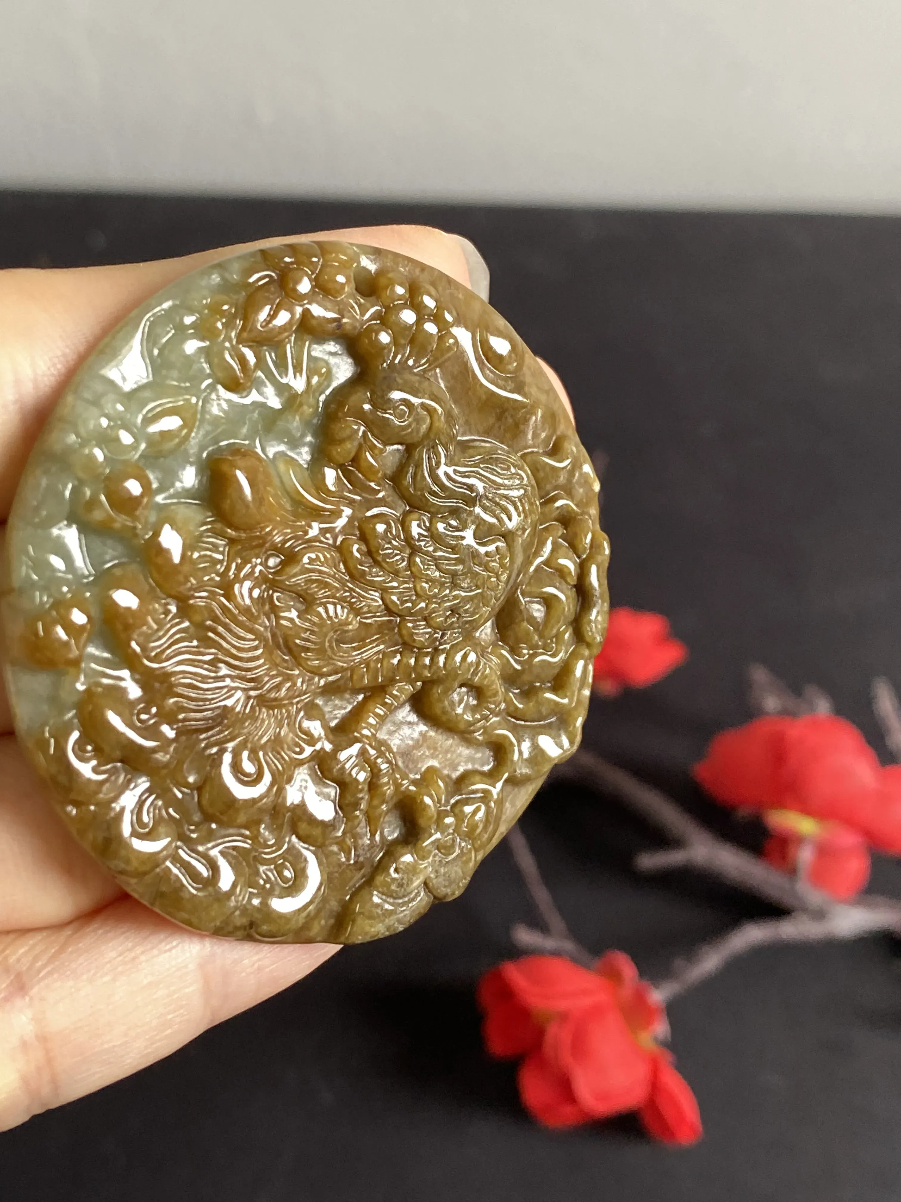 翡翠大件厚装孔雀吊牌，俏色巧雕，水头差点，但润度很好，机雕手修