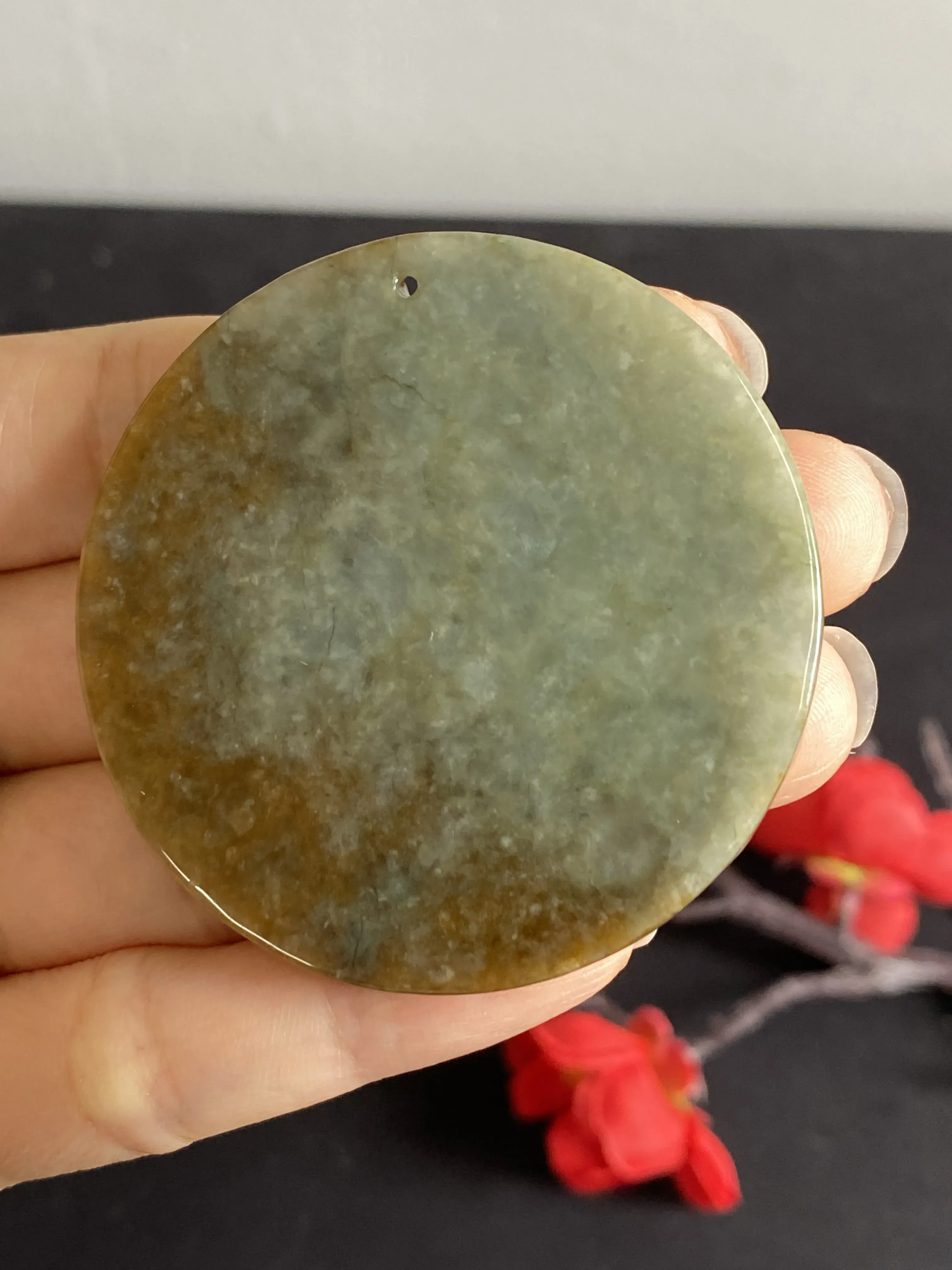 翡翠大件厚装孔雀吊牌，俏色巧雕，水头差点，但润度很好，机雕手修
