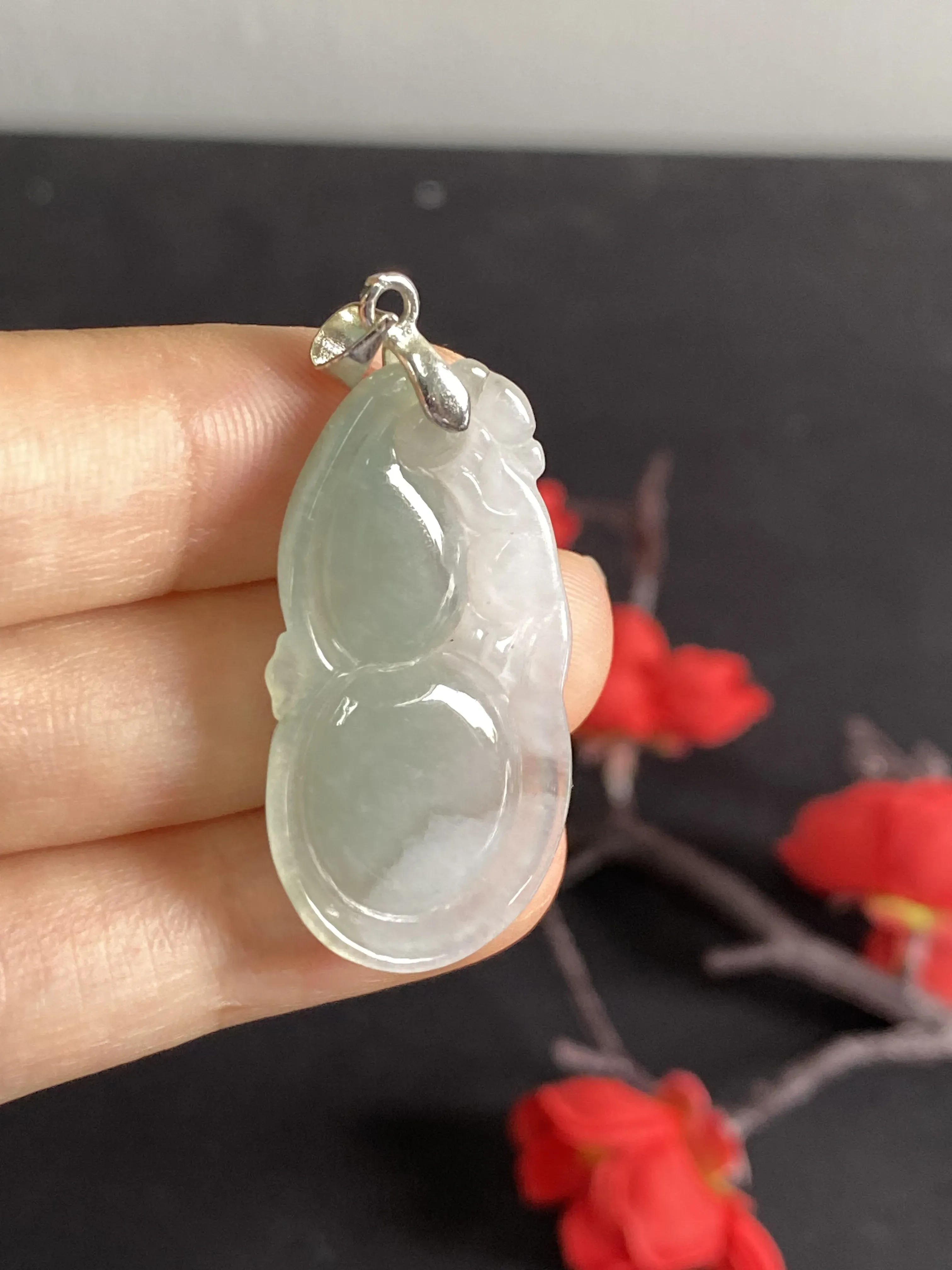 翡翠特色半白+半油青葫芦吊坠，阴阳平衡，底子很纯很干净，很漂亮