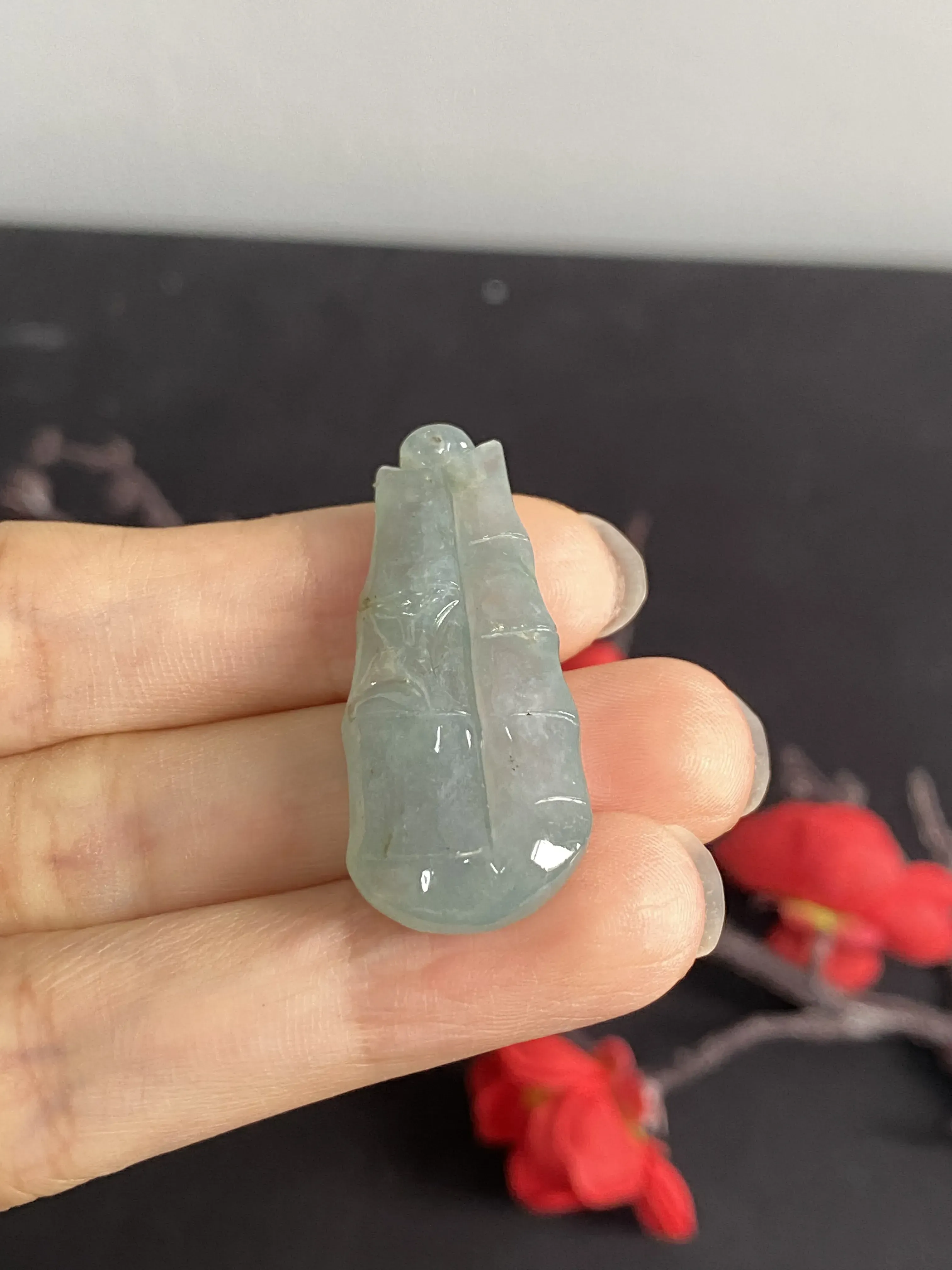 翡翠冰透竹节吊坠，油青底色，正面的左边糯化，右边糯冰，实物右边像玻璃或水滴一样，很精致