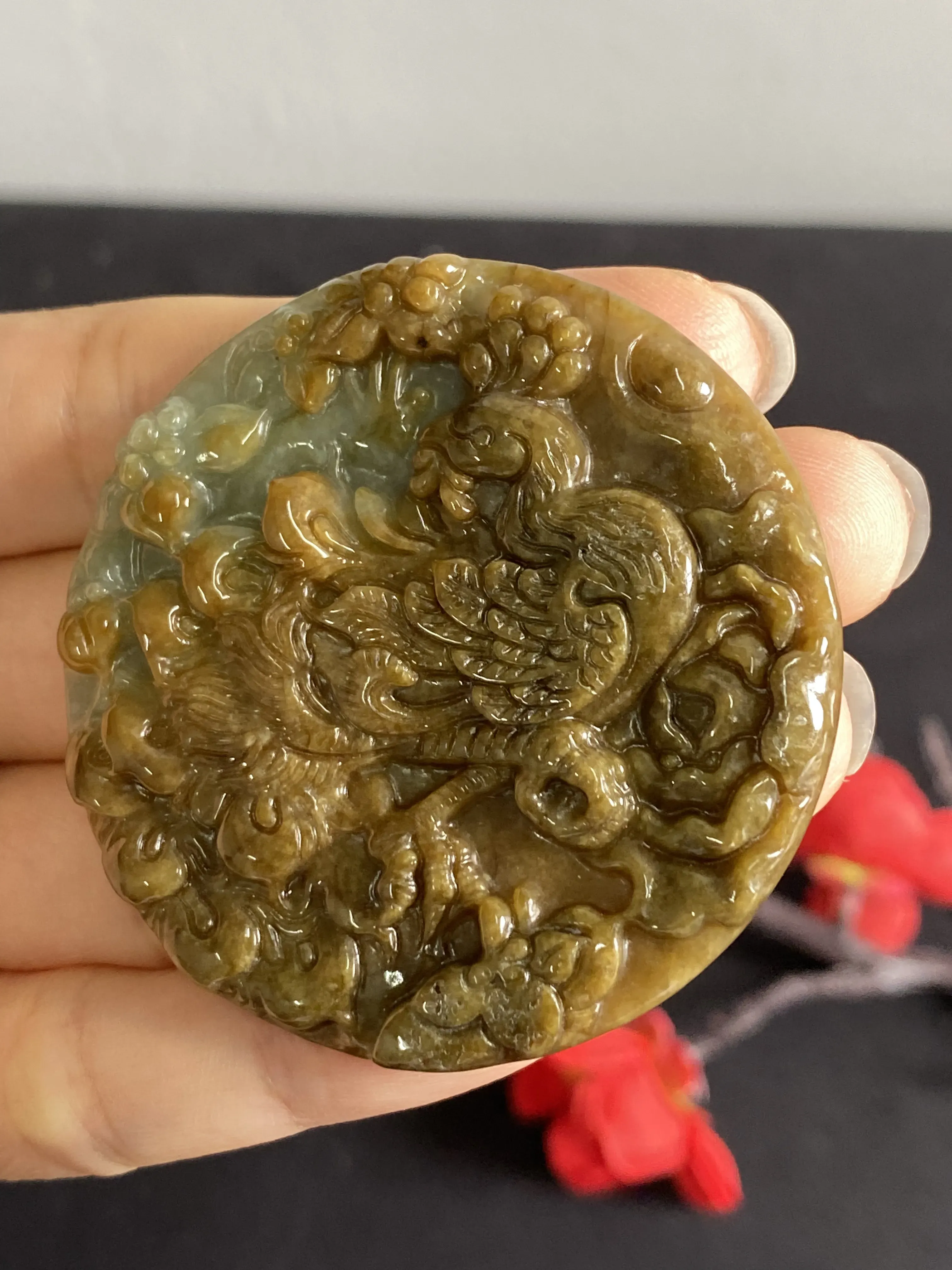 翡翠大件厚装孔雀吊牌，俏色巧雕，水头差点，但润度很好，机雕手修