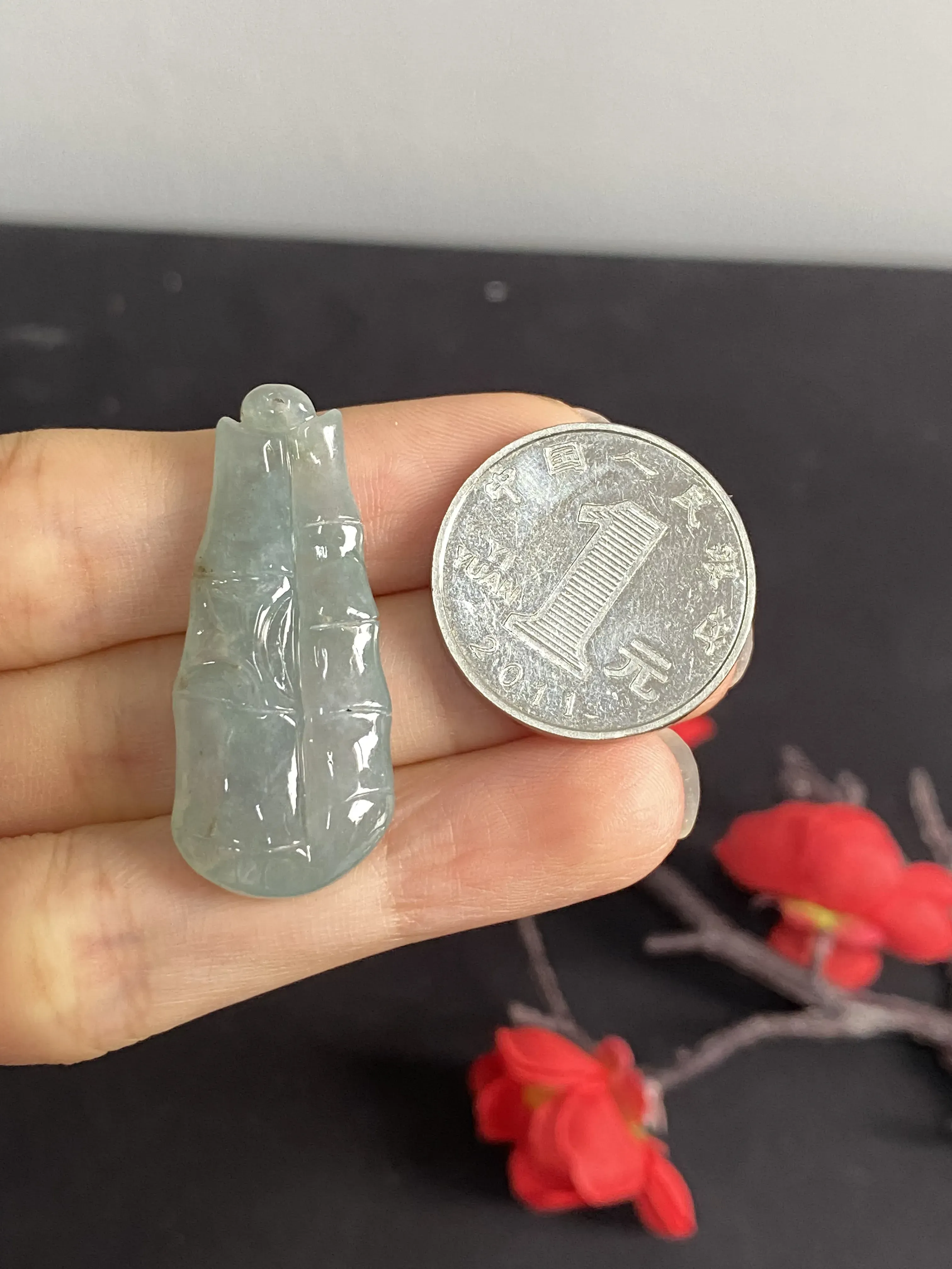 翡翠冰透竹节吊坠，油青底色，正面的左边糯化，右边糯冰，实物右边像玻璃或水滴一样，很精致
