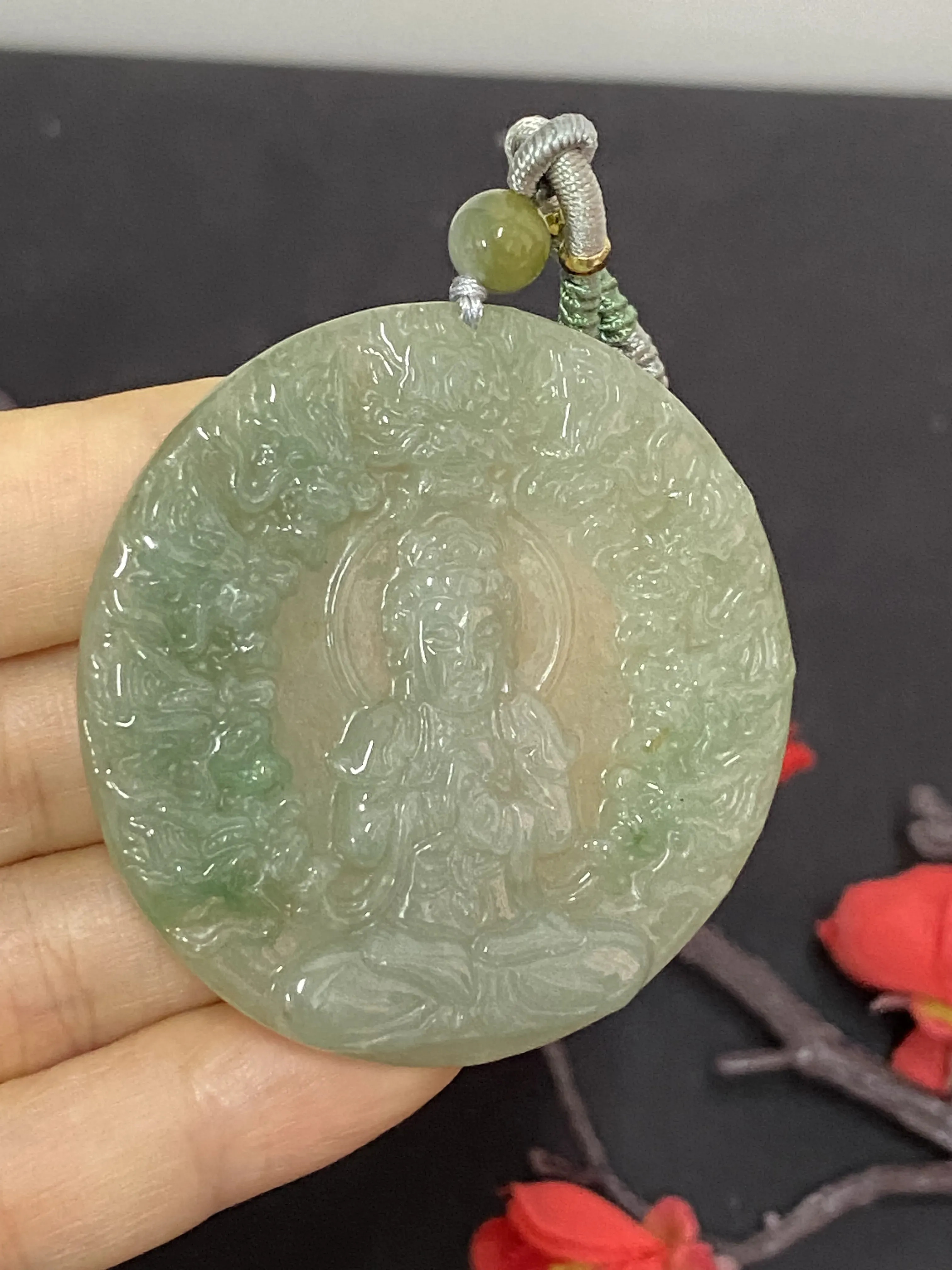 翡翠浅色油青九龙护主挂件