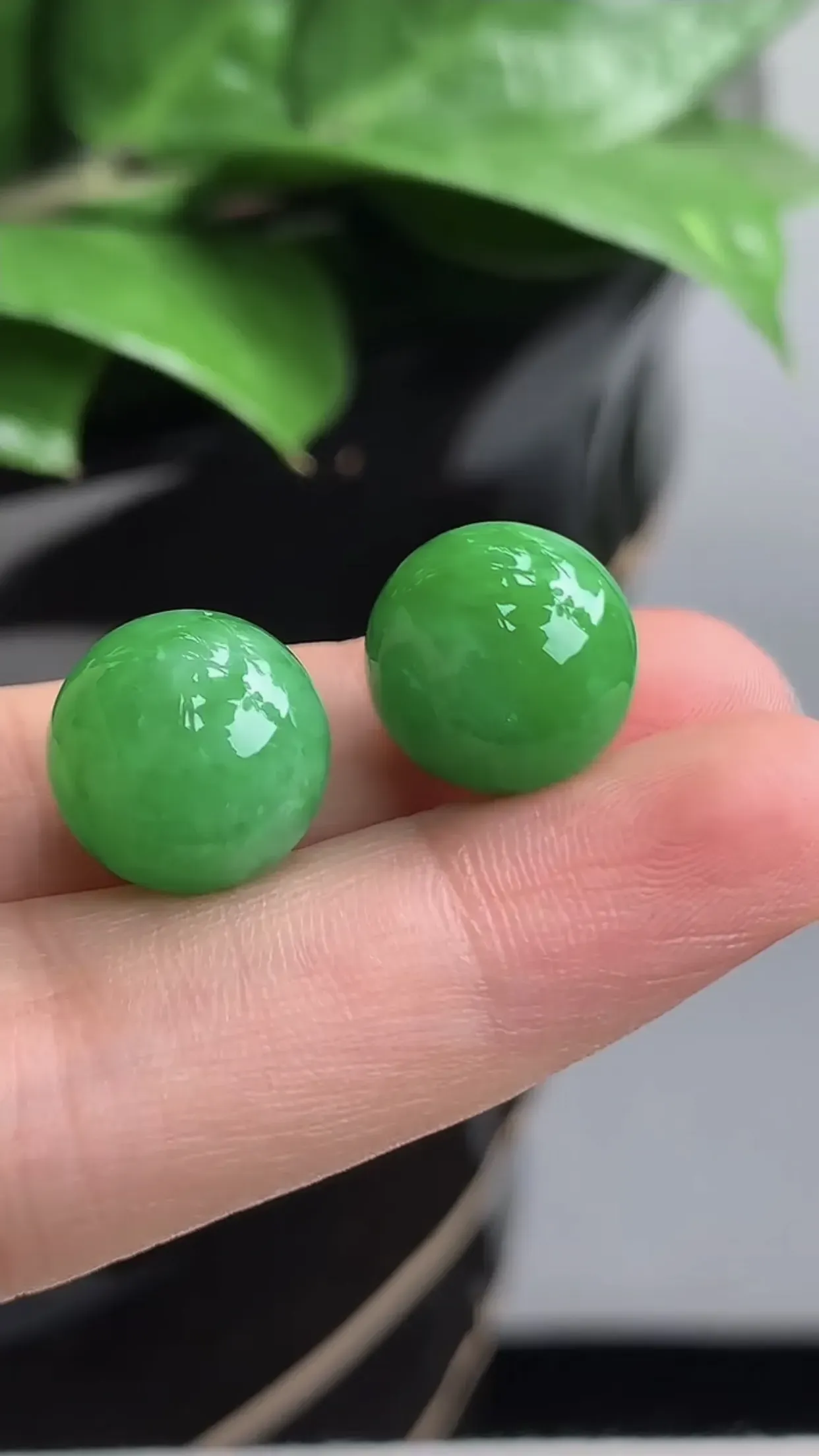 天然A货翡翠老坑冰润飘绿圆珠转运珠镶嵌件一对  尺寸12.5mm