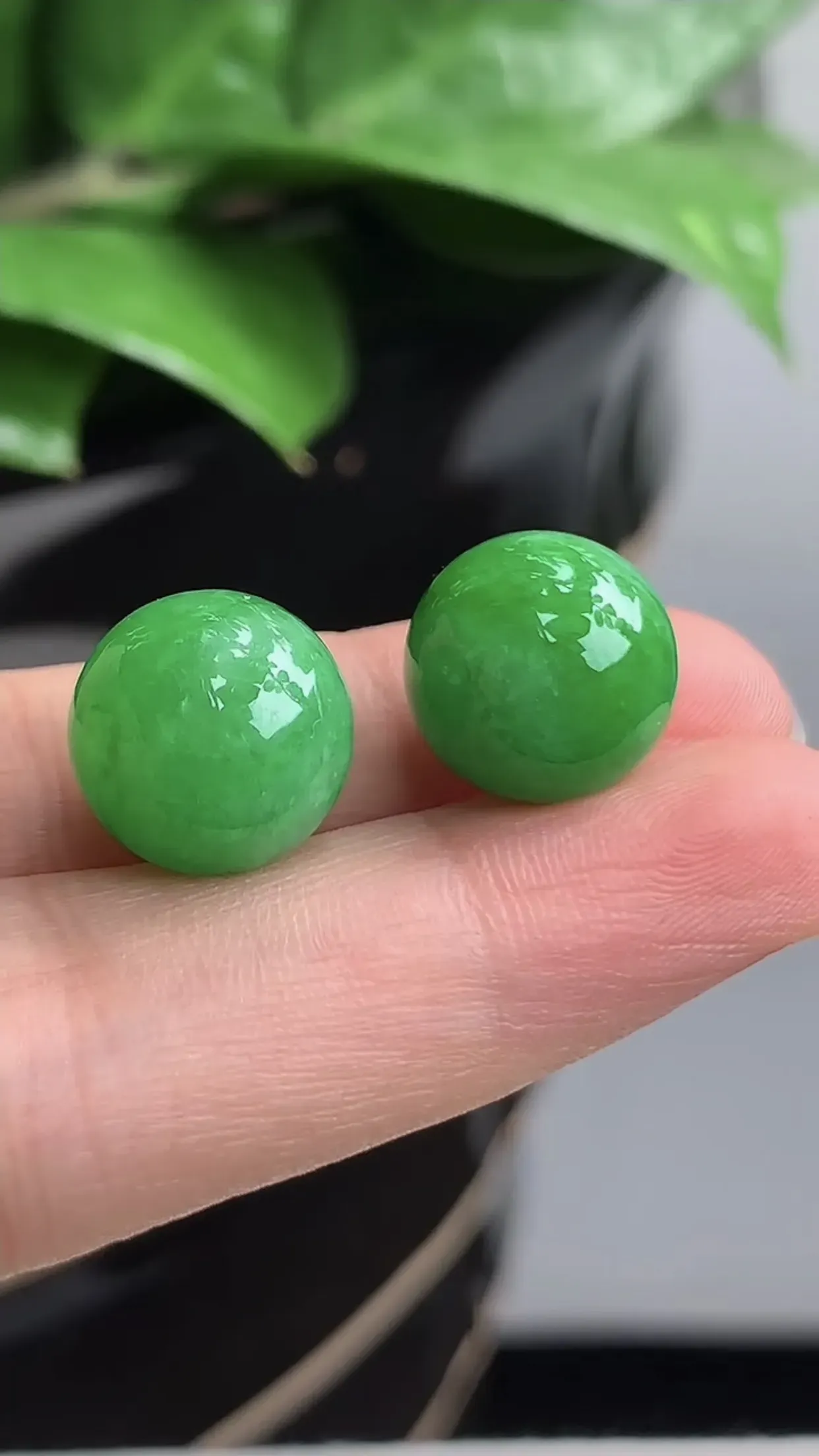 天然A货翡翠老坑冰润飘绿圆珠转运珠镶嵌件一对  尺寸12.5mm