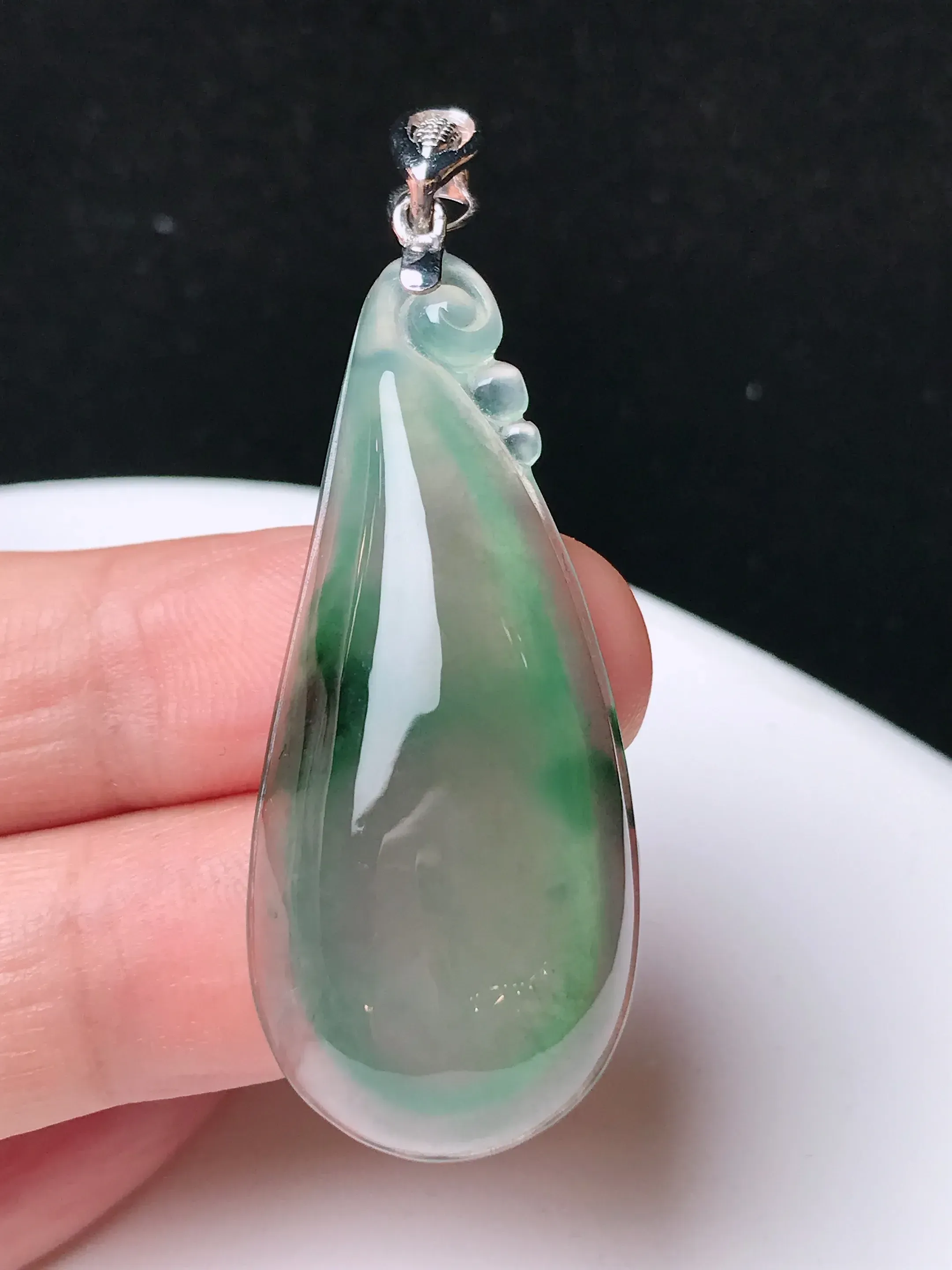 严选推荐福瓜吊坠，老坑水润冰种福瓜吊坠，18k金镶嵌，饱满圆润，品相佳，佩戴效果佳，尽显气质。种水很好，晶体结构致密，起强玻璃光泽。晶莹透亮，美感十足。高性价比，值得入手。裸石直径约42.2-18.3-7.9毫米