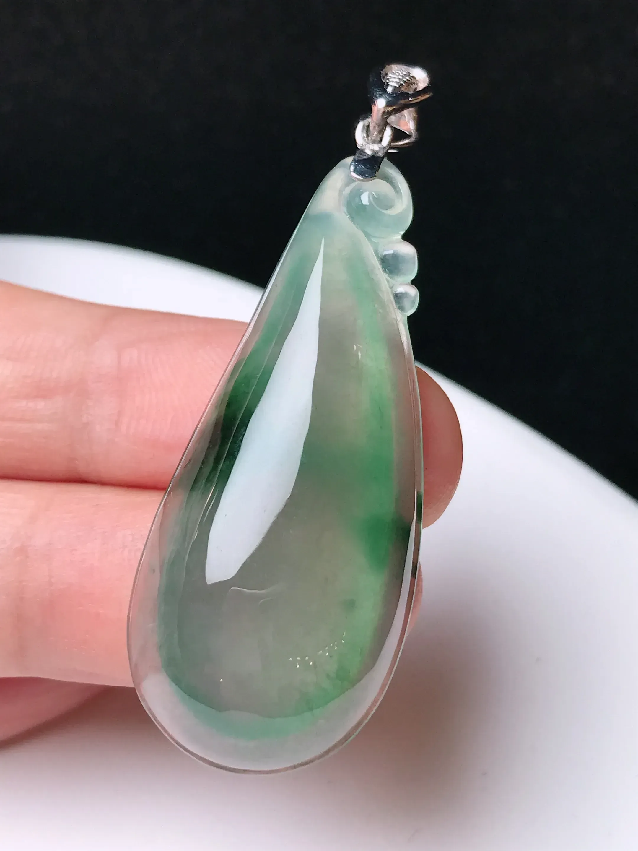 严选推荐福瓜吊坠，老坑水润冰种福瓜吊坠，18k金镶嵌，饱满圆润，品相佳，佩戴效果佳，尽显气质。种水很好，晶体结构致密，起强玻璃光泽。晶莹透亮，美感十足。高性价比，值得入手。裸石直径约42.2-18.3-7.9毫米