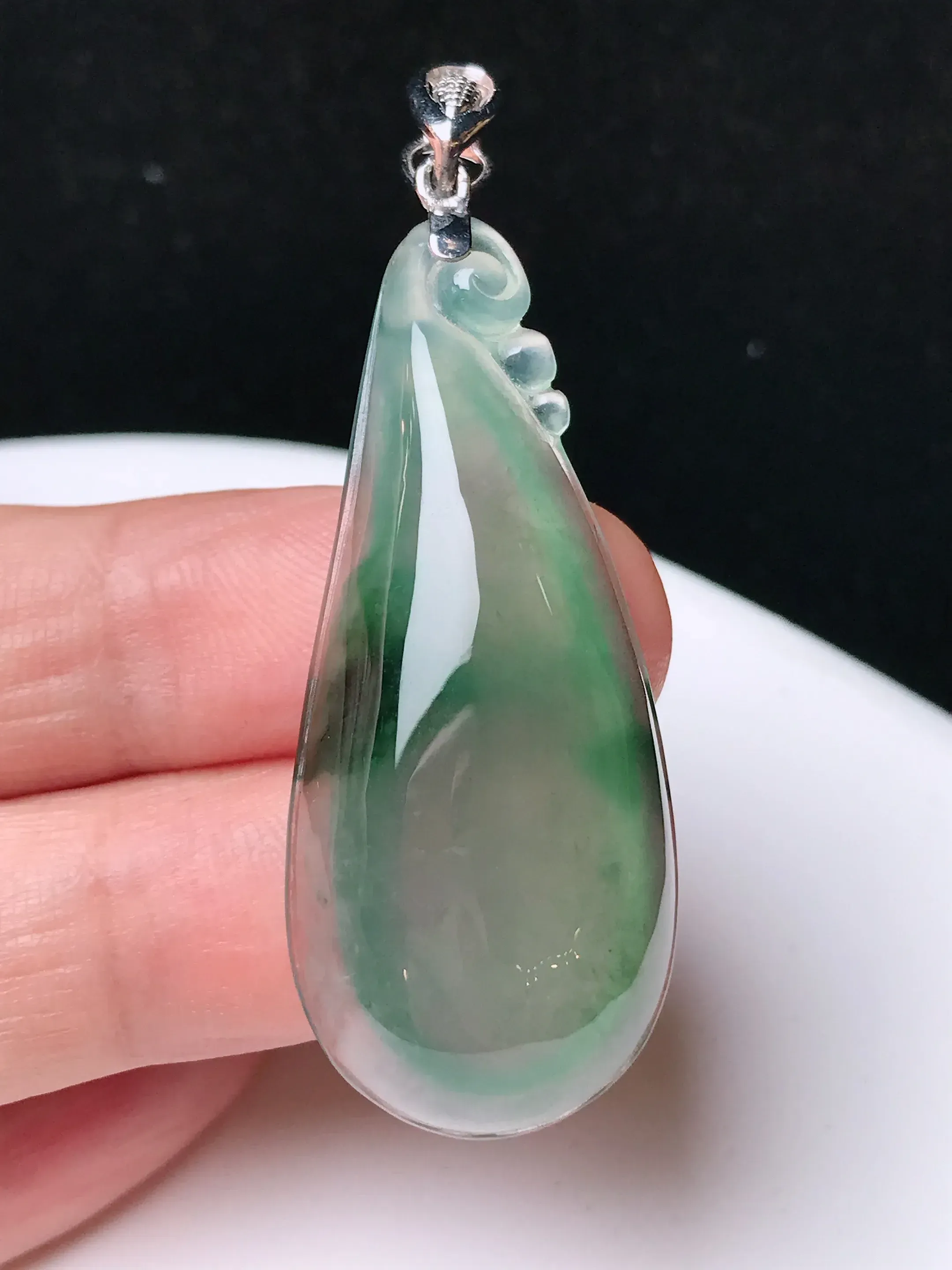 严选推荐福瓜吊坠，老坑水润冰种福瓜吊坠，18k金镶嵌，饱满圆润，品相佳，佩戴效果佳，尽显气质。种水很好，晶体结构致密，起强玻璃光泽。晶莹透亮，美感十足。高性价比，值得入手。裸石直径约42.2-18.3-7.9毫米