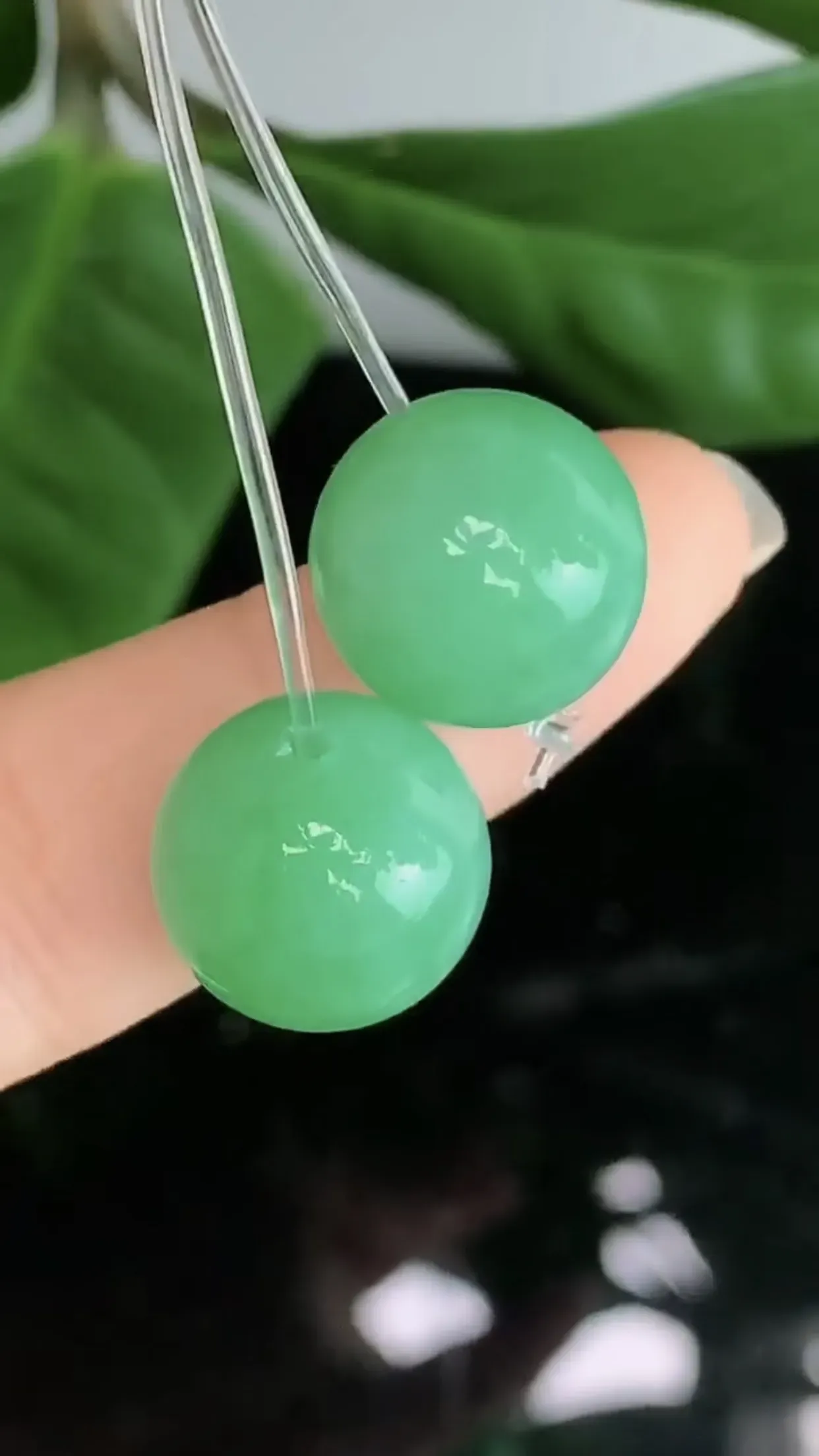 天然A货翡翠冰糯种满绿胶感圆珠一对 尺寸取一13.3mm