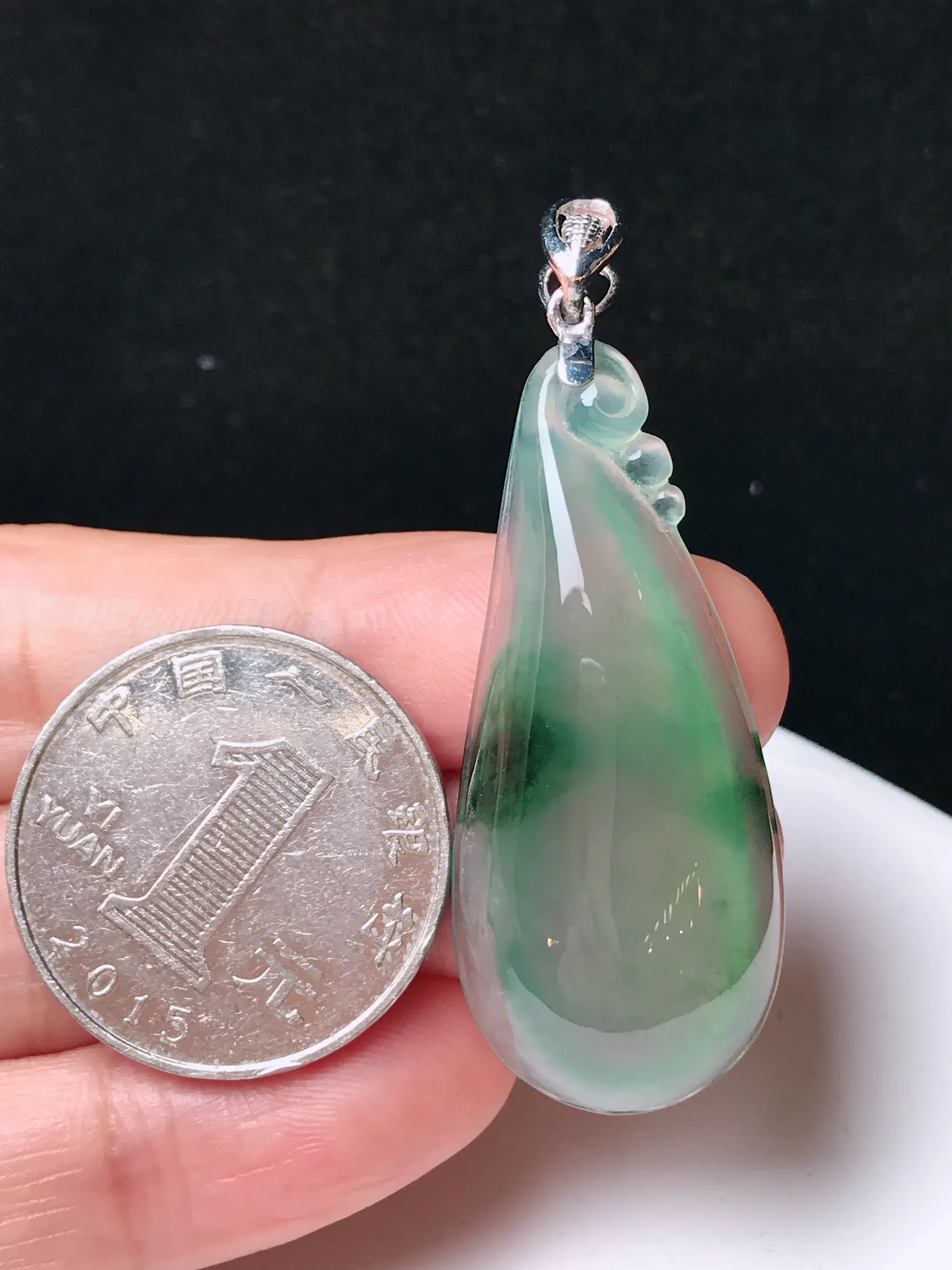 严选推荐福瓜吊坠，老坑水润冰种福瓜吊坠，18k金镶嵌，饱满圆润，品相佳，佩戴效果佳，尽显气质。种水很好，晶体结构致密，起强玻璃光泽。晶莹透亮，美感十足。高性价比，值得入手。裸石直径约42.2-18.3-7.9毫米