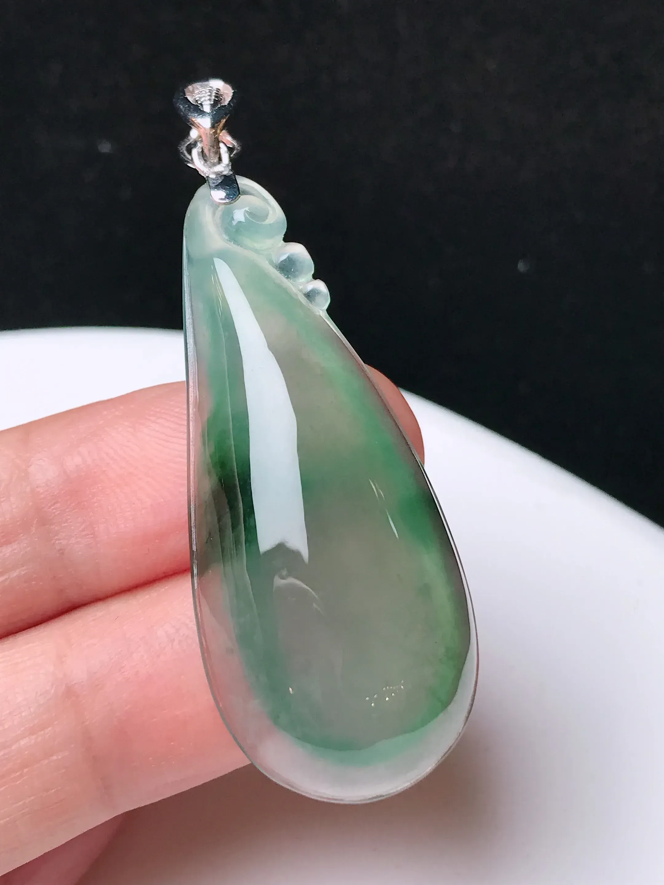 严选推荐福瓜吊坠，老坑水润冰种福瓜吊坠，18k金镶嵌，饱满圆润，品相佳，佩戴效果佳，尽显气质。种水很好，晶体结构致密，起强玻璃光泽。晶莹透亮，美感十足。高性价比，值得入手。裸石直径约42.2-18.3-7.9毫米