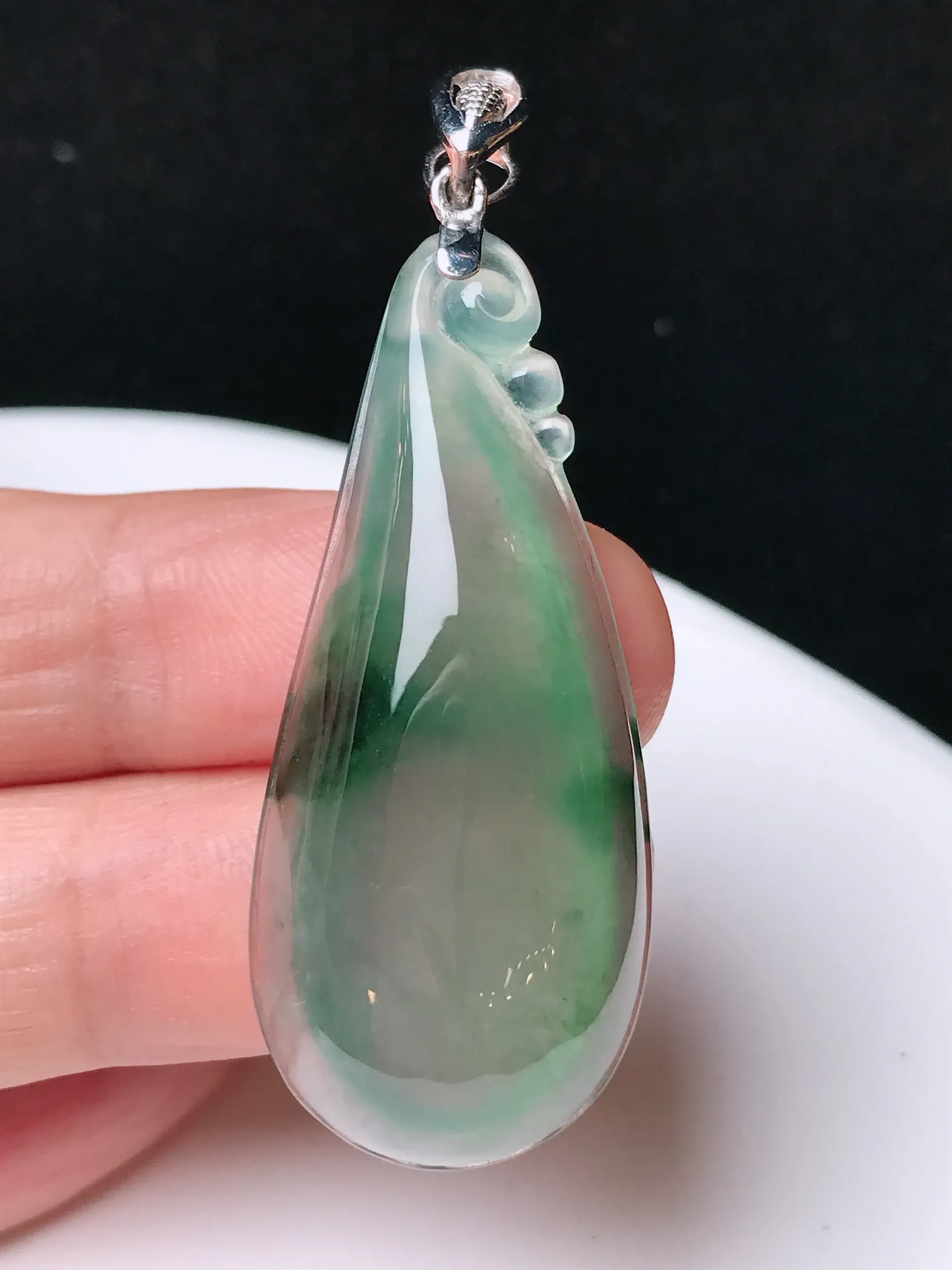 严选推荐福瓜吊坠，老坑水润冰种福瓜吊坠，18k金镶嵌，饱满圆润，品相佳，佩戴效果佳，尽显气质。种水很好，晶体结构致密，起强玻璃光泽。晶莹透亮，美感十足。高性价比，值得入手。裸石直径约42.2-18.3-7.9毫米