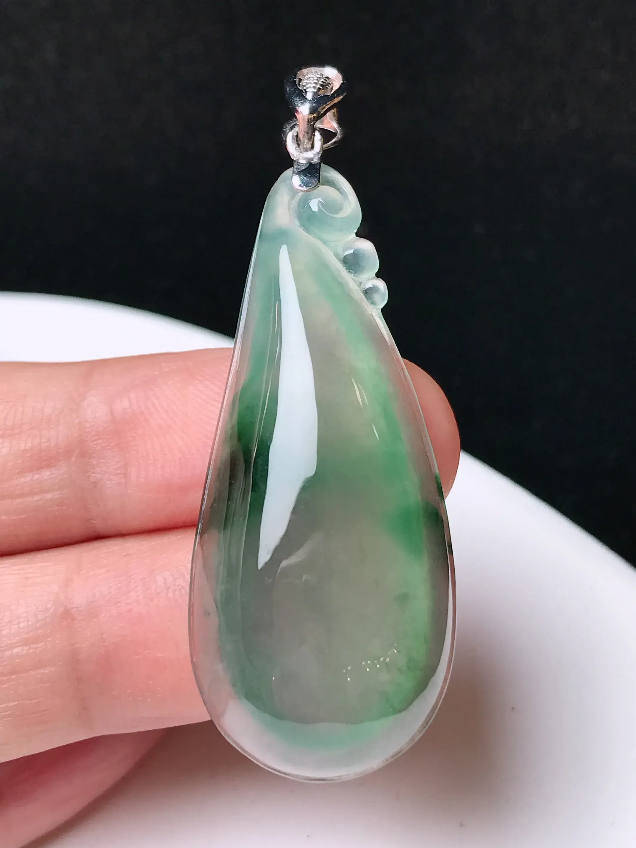 严选推荐福瓜吊坠，老坑水润冰种福瓜吊坠，18k金镶嵌，饱满圆润，品相佳，佩戴效果佳，尽显气质。种水很好，晶体结构致密，起强玻璃光泽。晶莹透亮，美感十足。高性价比，值得入手。裸石直径约42.2-18.3-7.9毫米