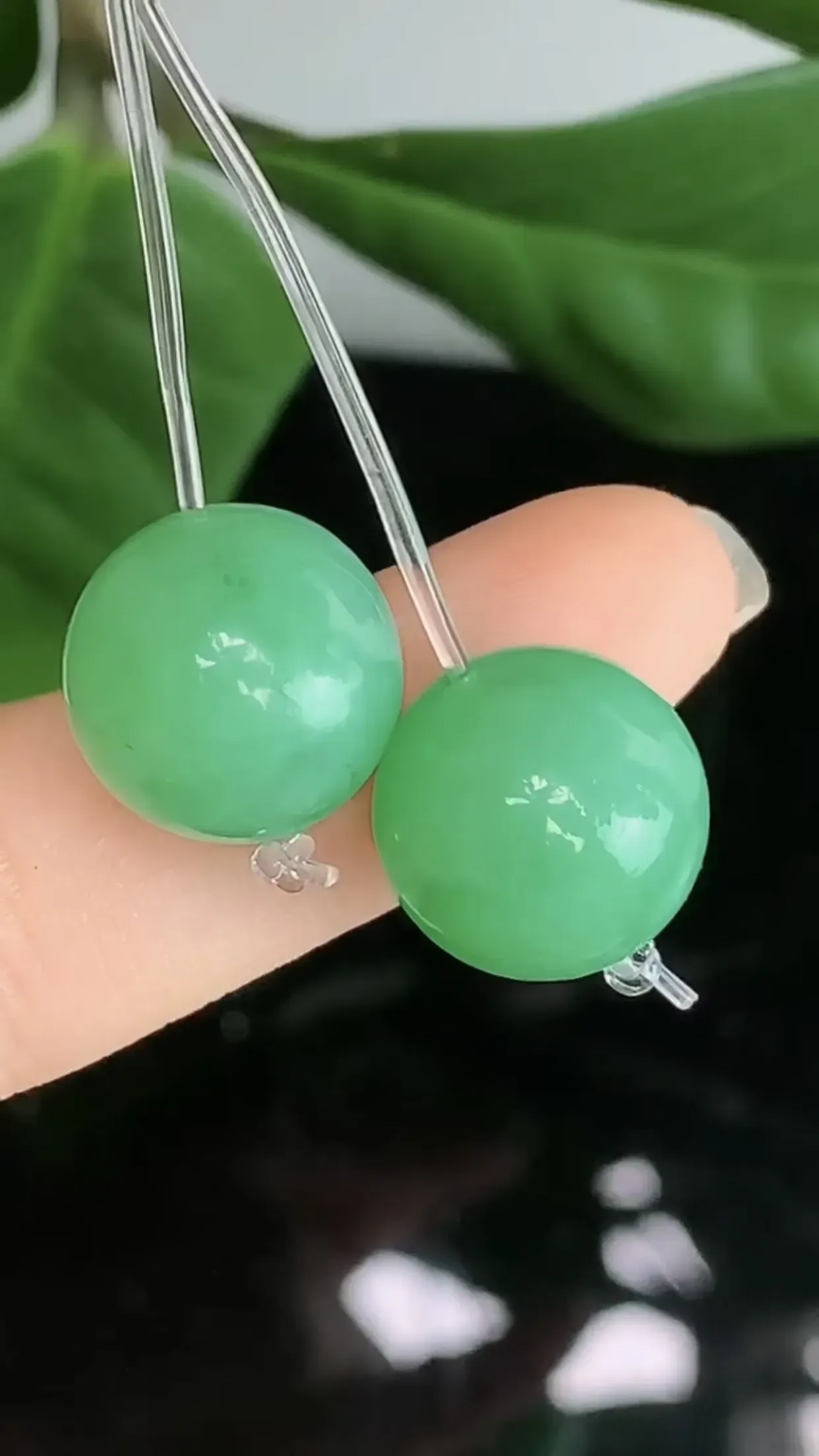 天然A货翡翠冰糯种满绿胶感圆珠一对 尺寸取一13.3mm