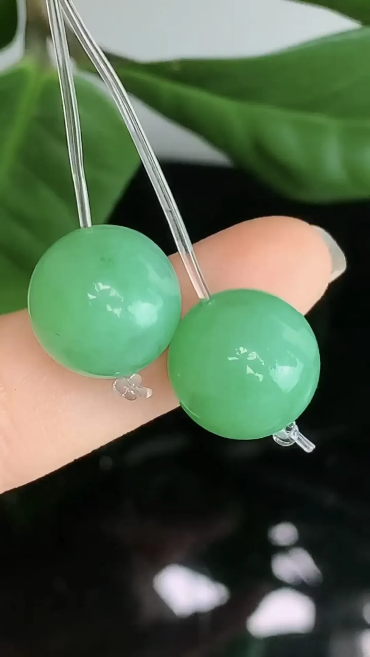 天然A货翡翠冰糯种满绿胶感圆珠一对 尺寸取一13.3mm