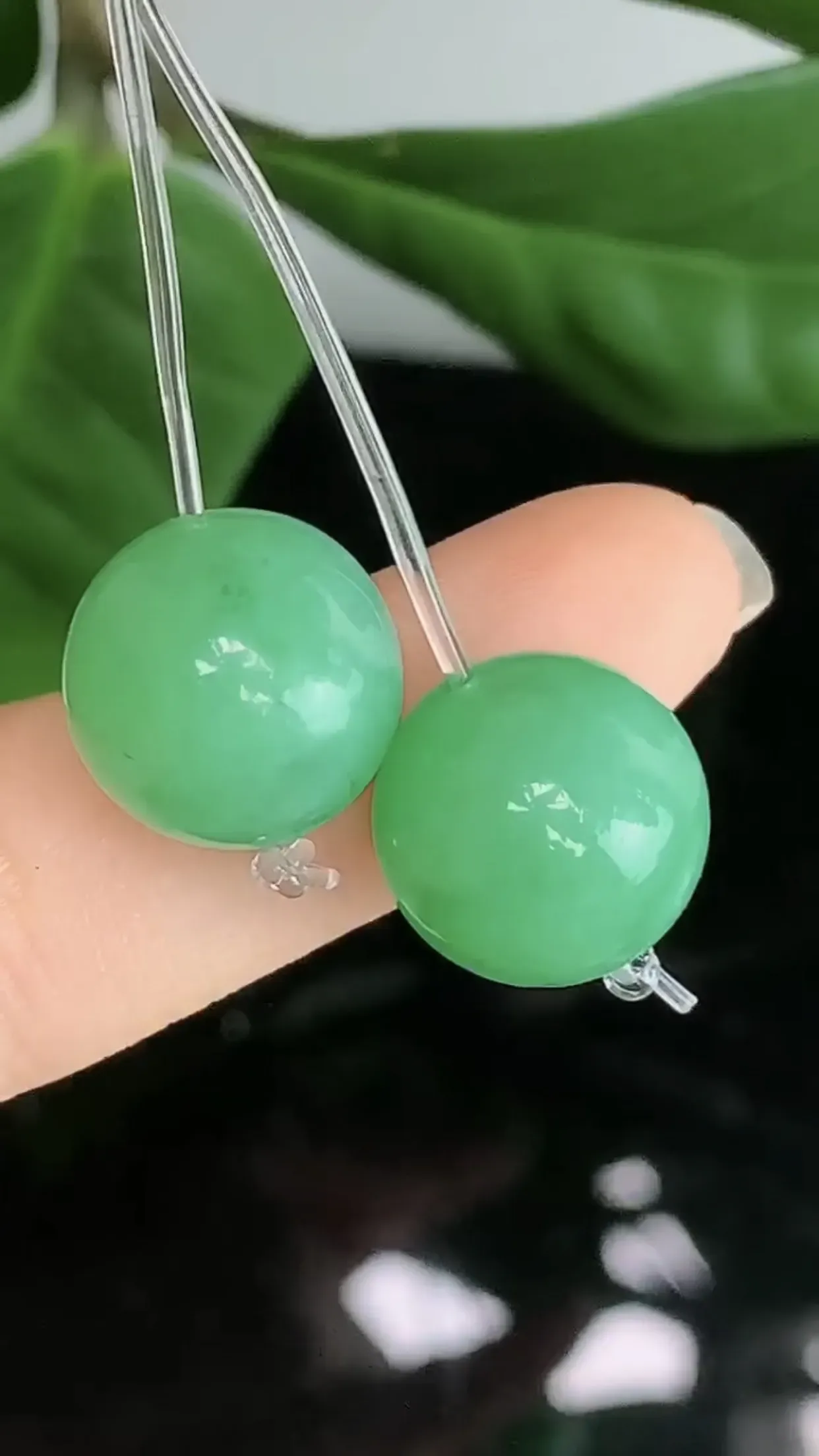 天然A货翡翠冰糯种满绿胶感圆珠一对 尺寸取一13.3mm