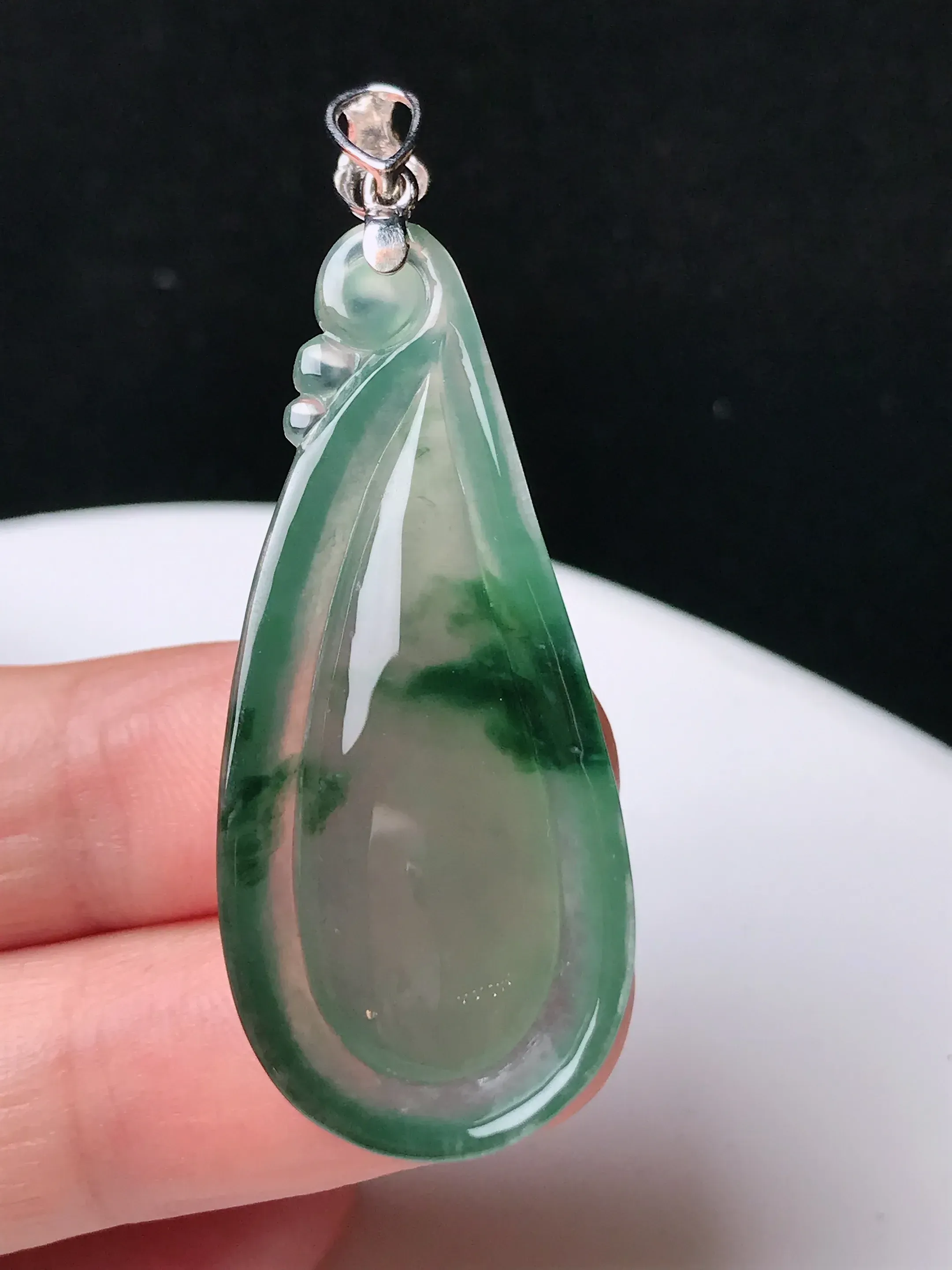 严选推荐福瓜吊坠，老坑水润冰种福瓜吊坠，18k金镶嵌，饱满圆润，品相佳，佩戴效果佳，尽显气质。种水很好，晶体结构致密，起强玻璃光泽。晶莹透亮，美感十足。高性价比，值得入手。裸石直径约42.2-18.3-7.9毫米