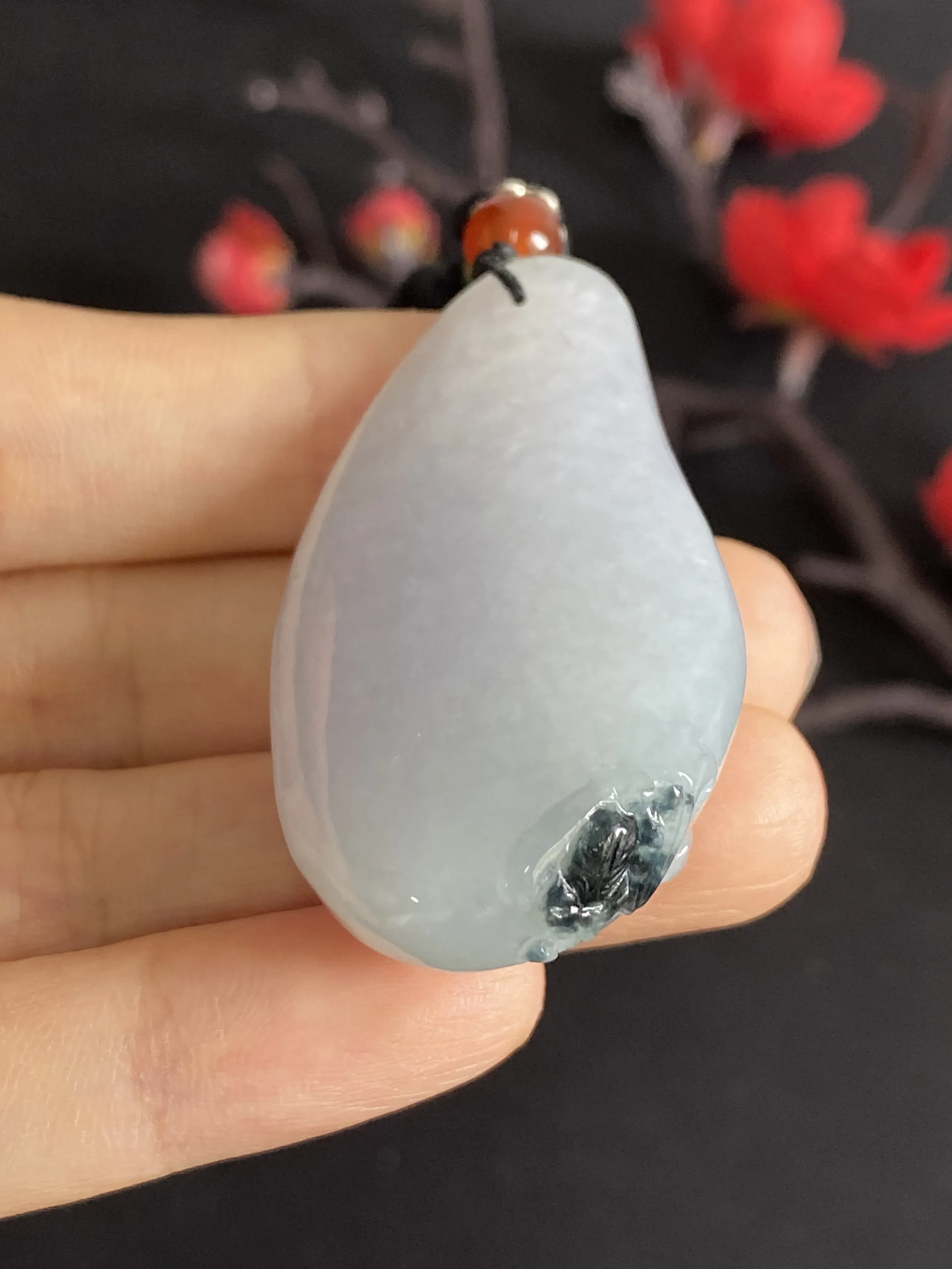 翡翠吊坠，顶珠为配饰