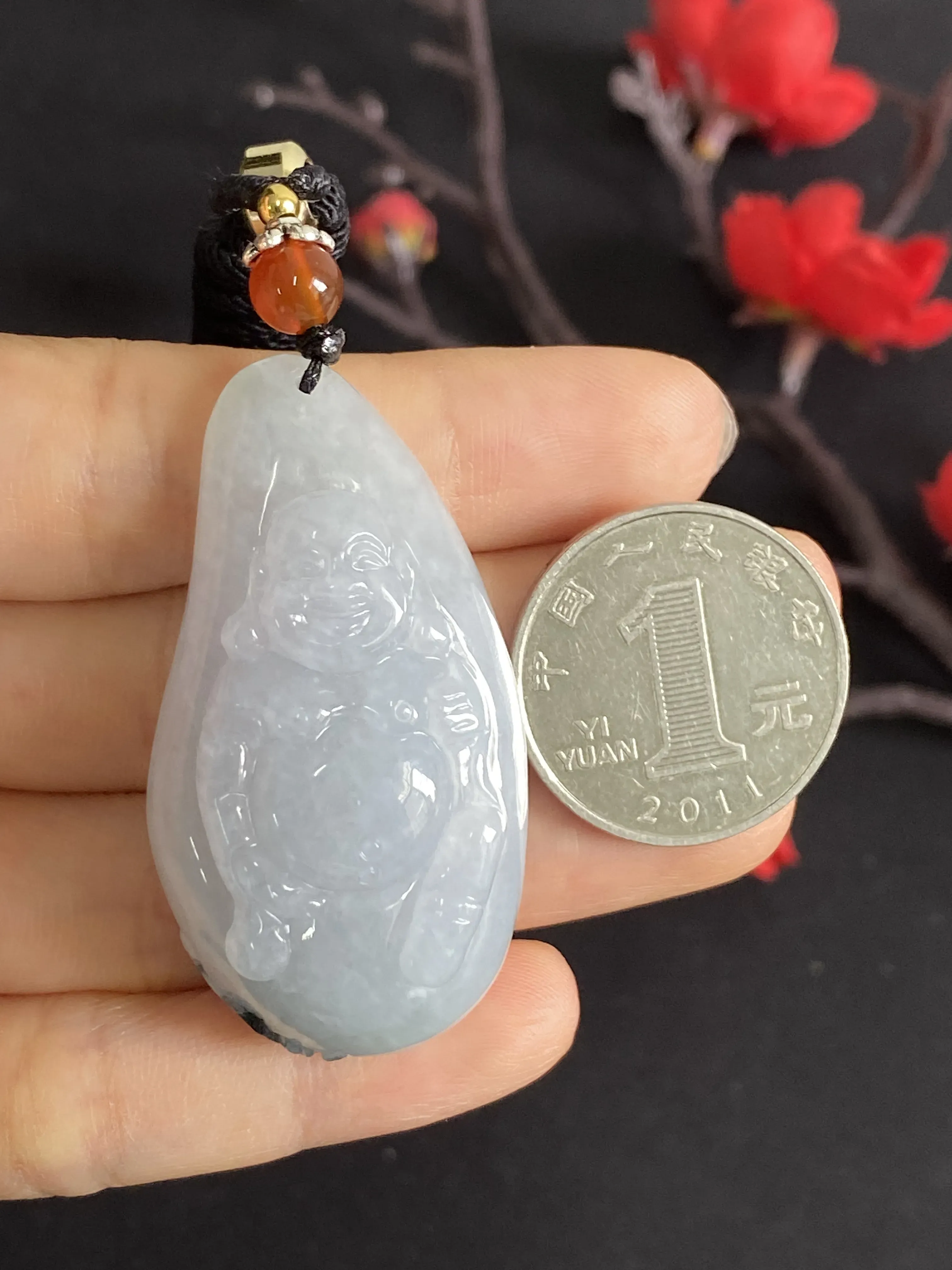 翡翠吊坠，顶珠为配饰