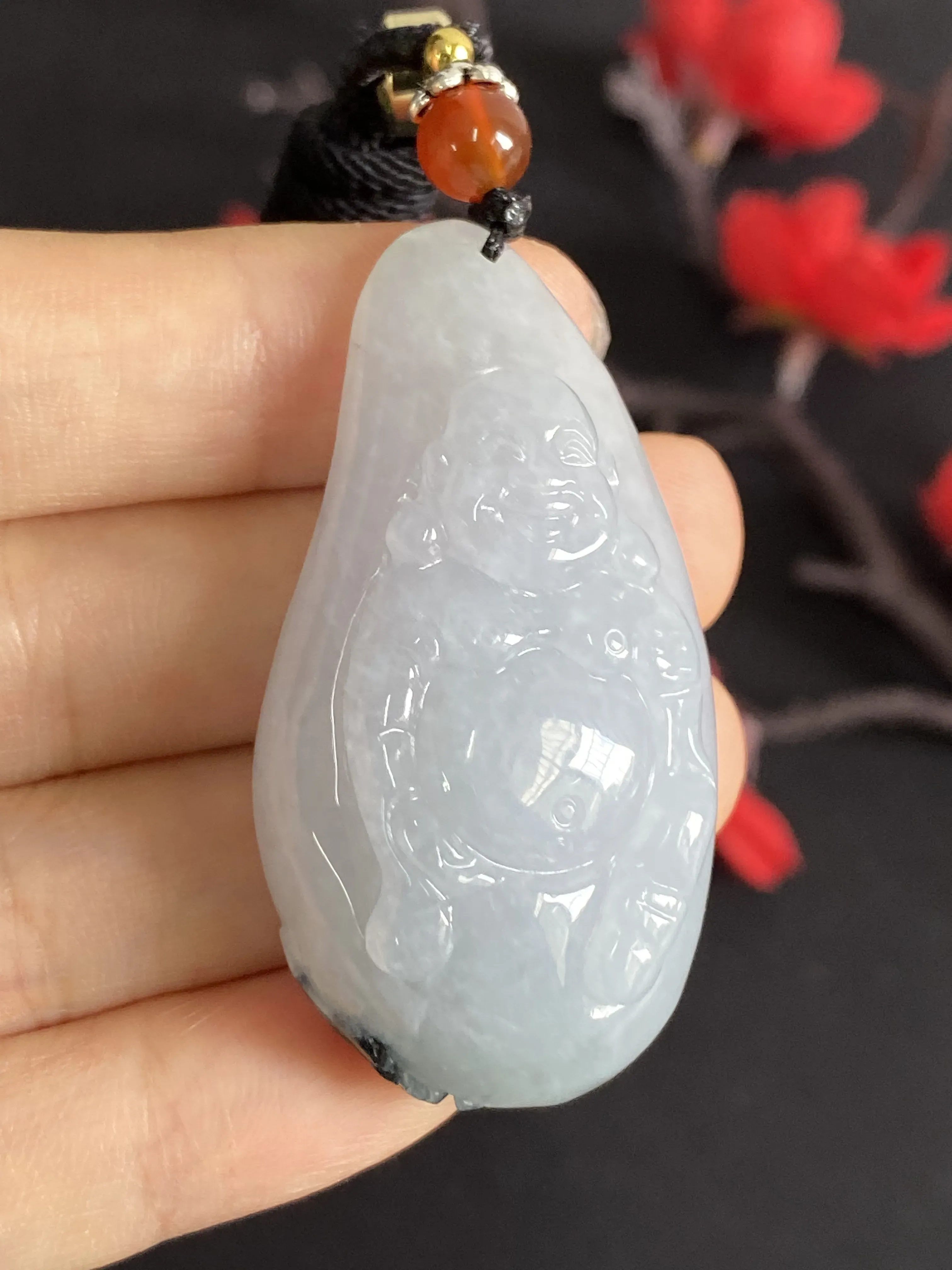 翡翠吊坠，顶珠为配饰
