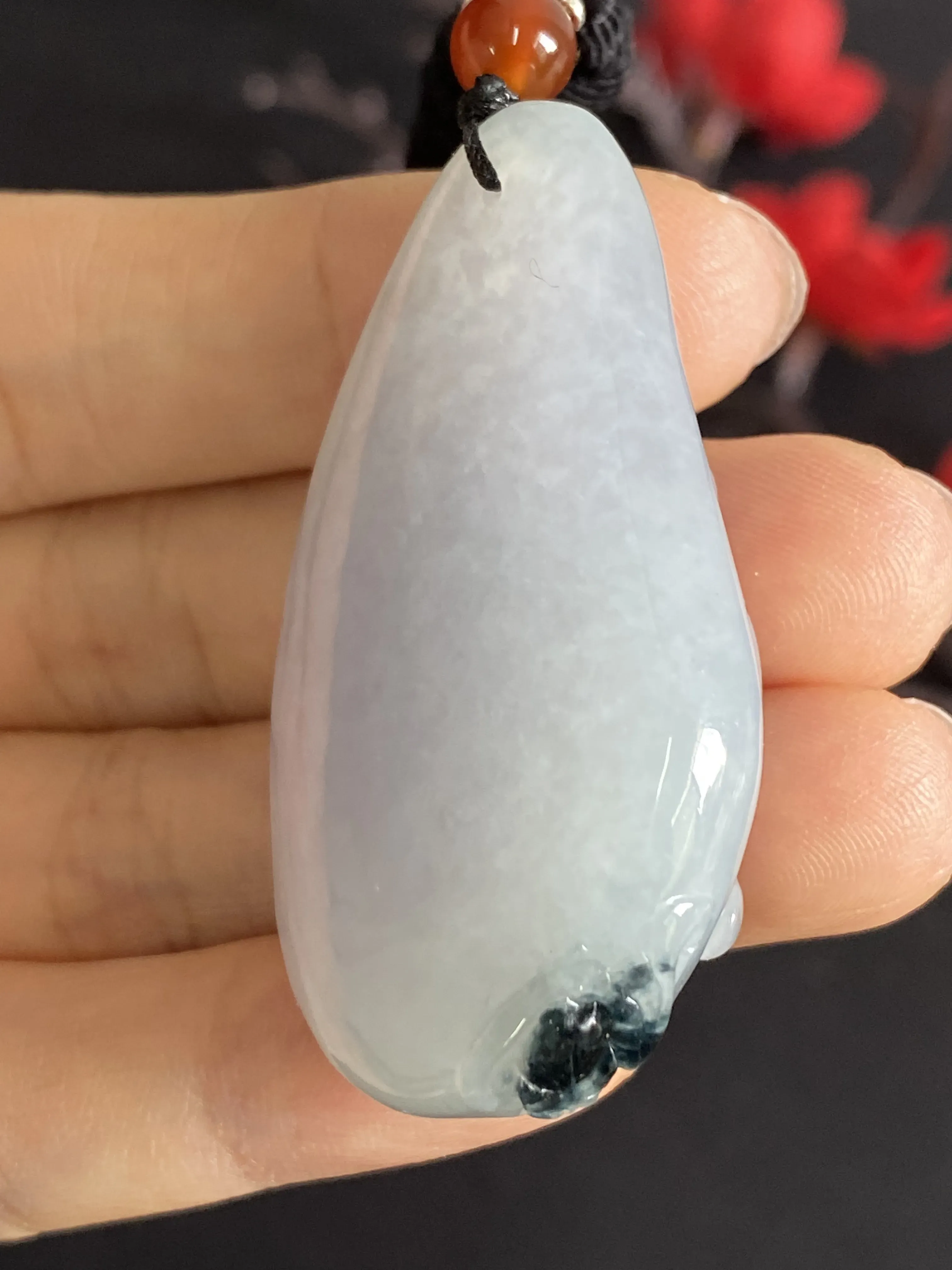 翡翠吊坠，顶珠为配饰