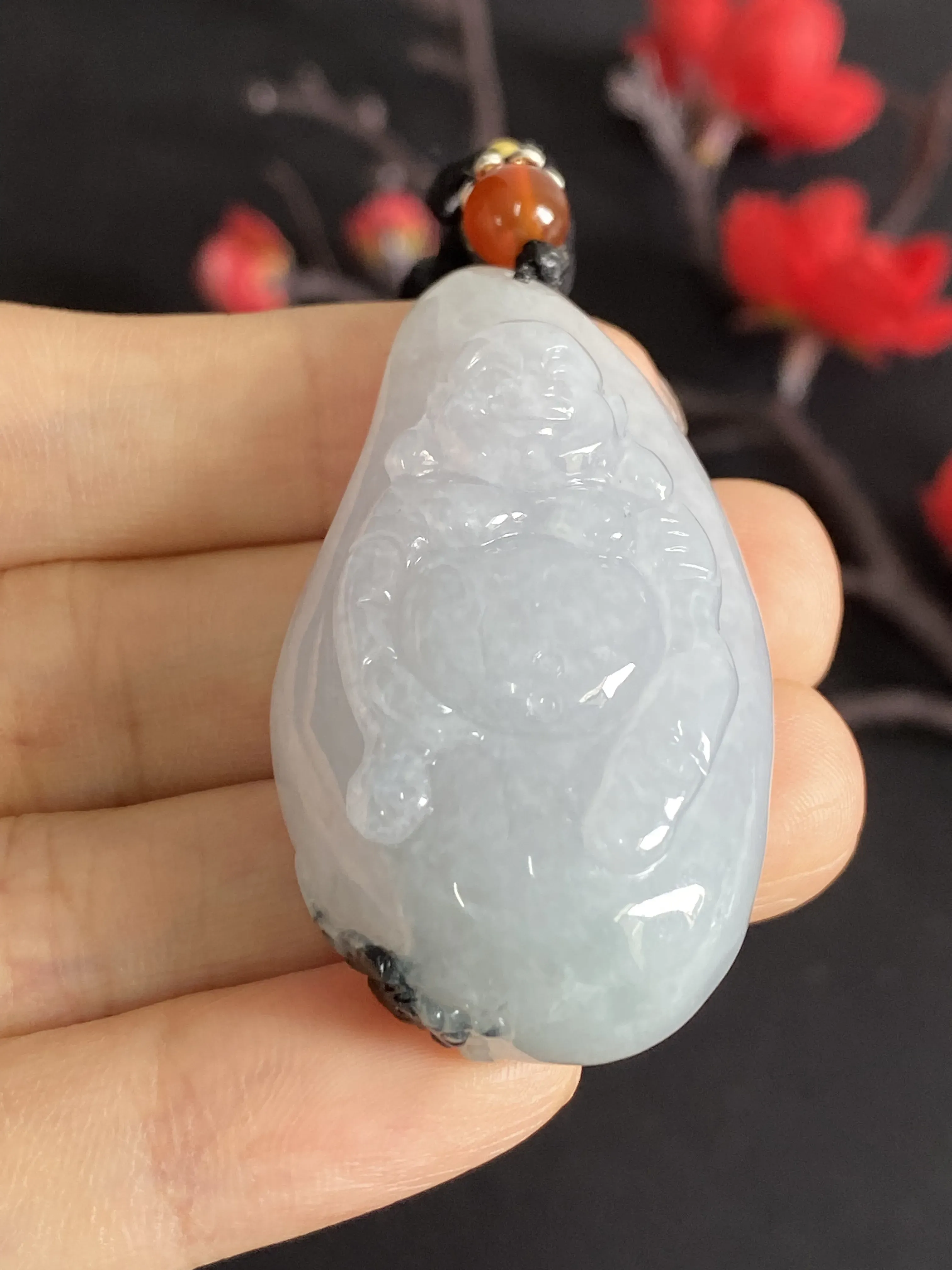 翡翠吊坠，顶珠为配饰