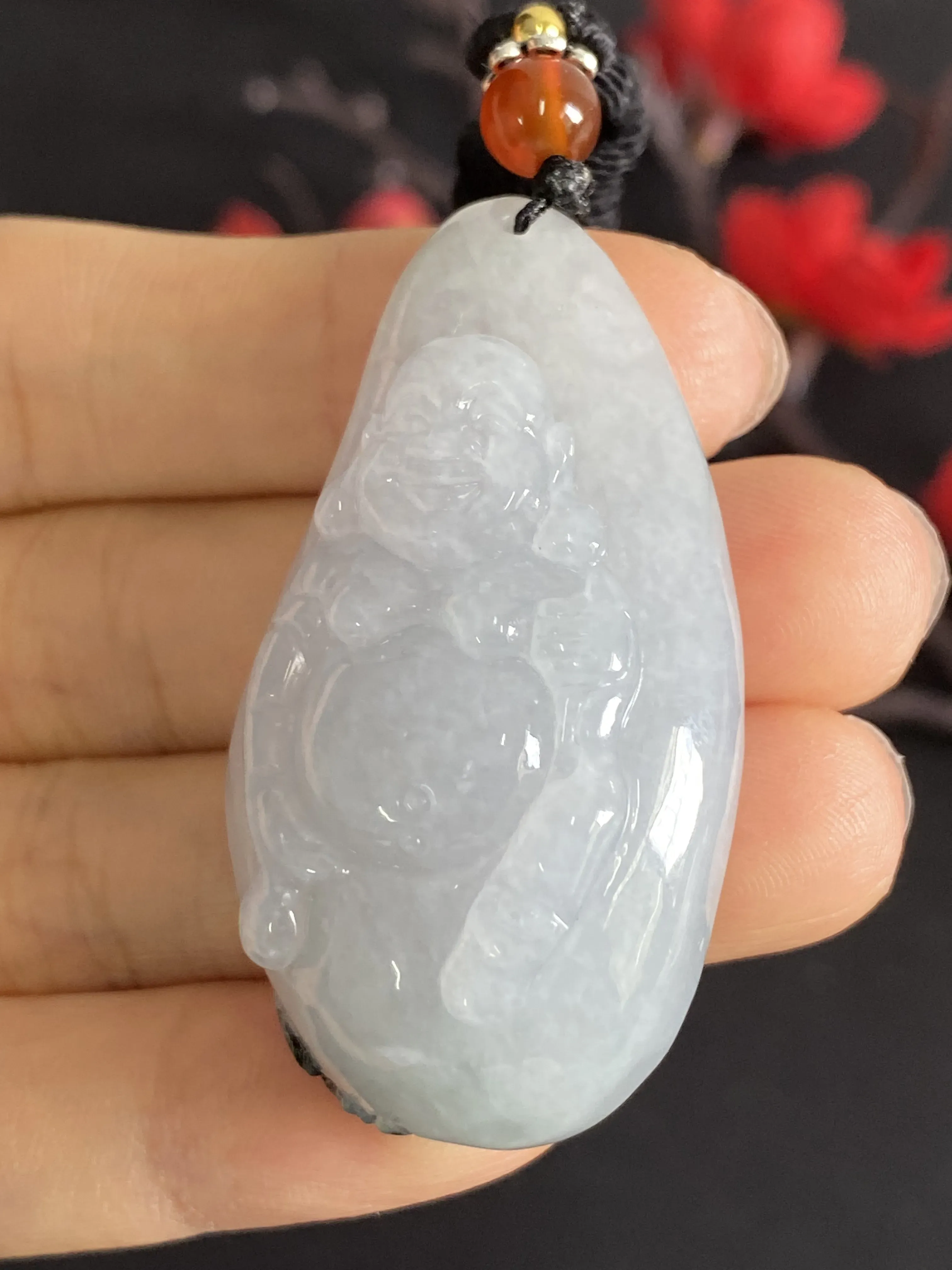 翡翠吊坠，顶珠为配饰