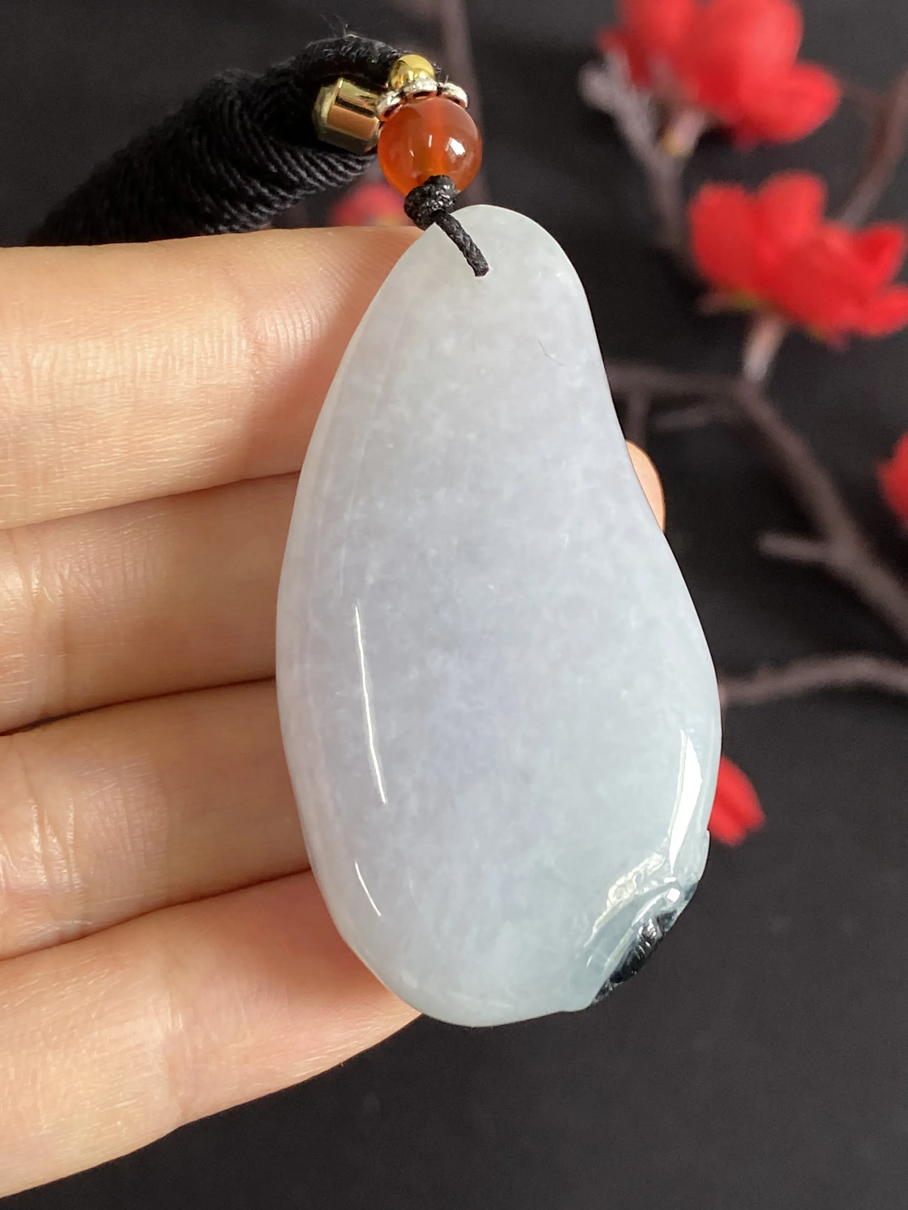 翡翠吊坠，顶珠为配饰