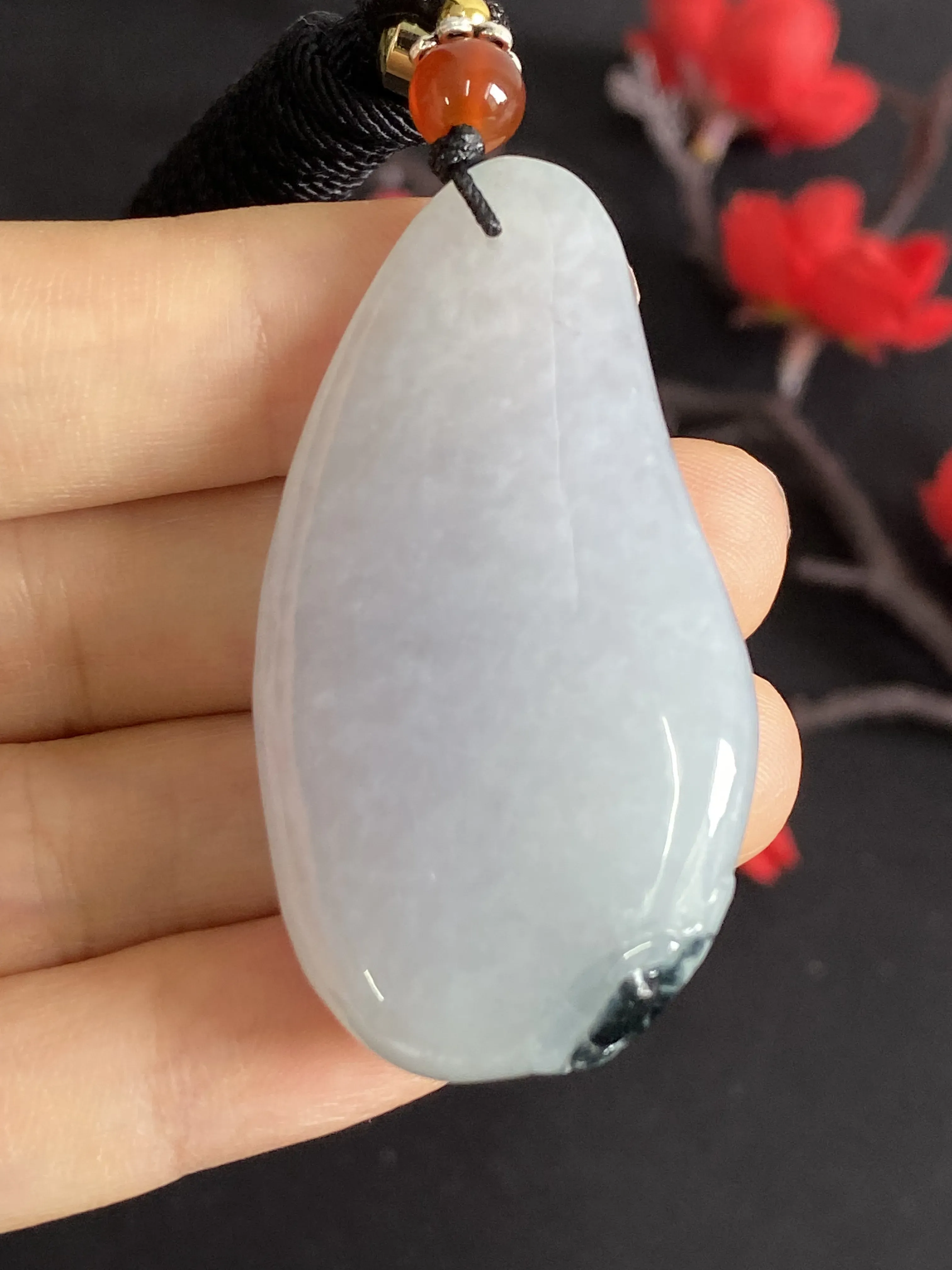 翡翠吊坠，顶珠为配饰