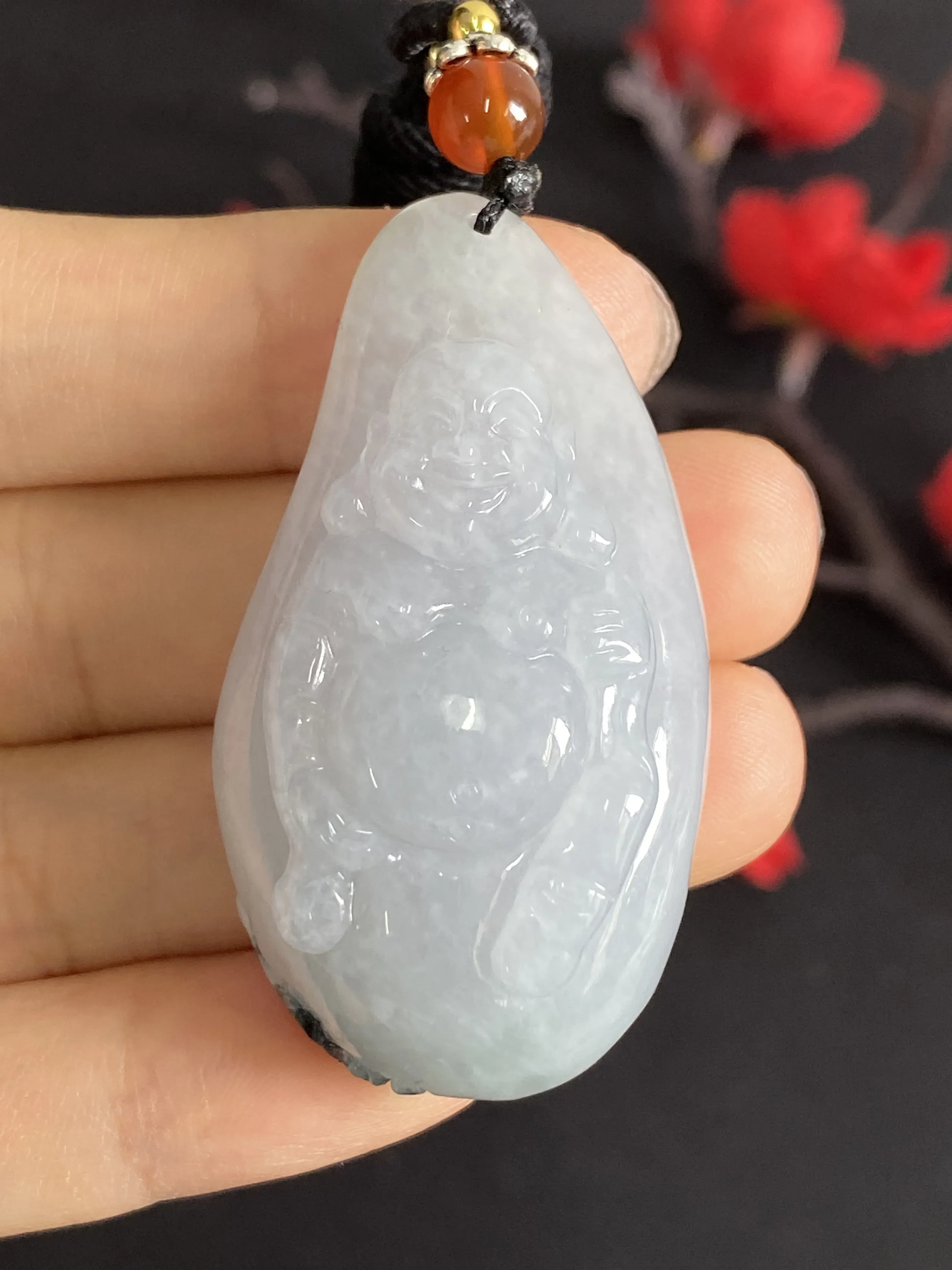 翡翠吊坠，顶珠为配饰