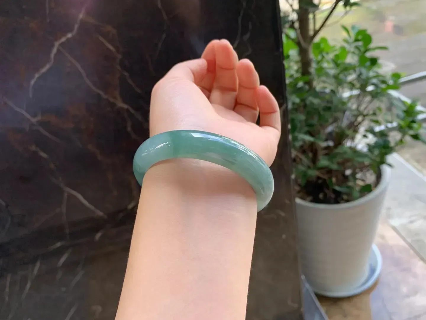 53圈口
冰油、油润度高、色泽艳丽 种好冰透 玉质细腻水润  底质干净  款式时尚  佩戴精致亮丽