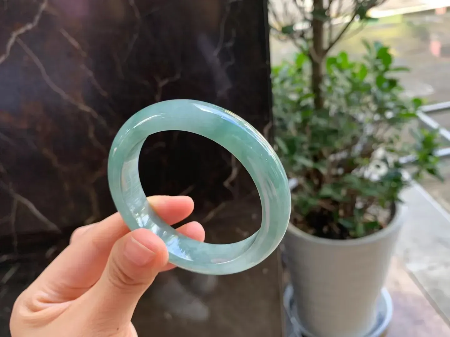 53圈口
冰油、油润度高、色泽艳丽 种好冰透 玉质细腻水润  底质干净  款式时尚  佩戴精致亮丽