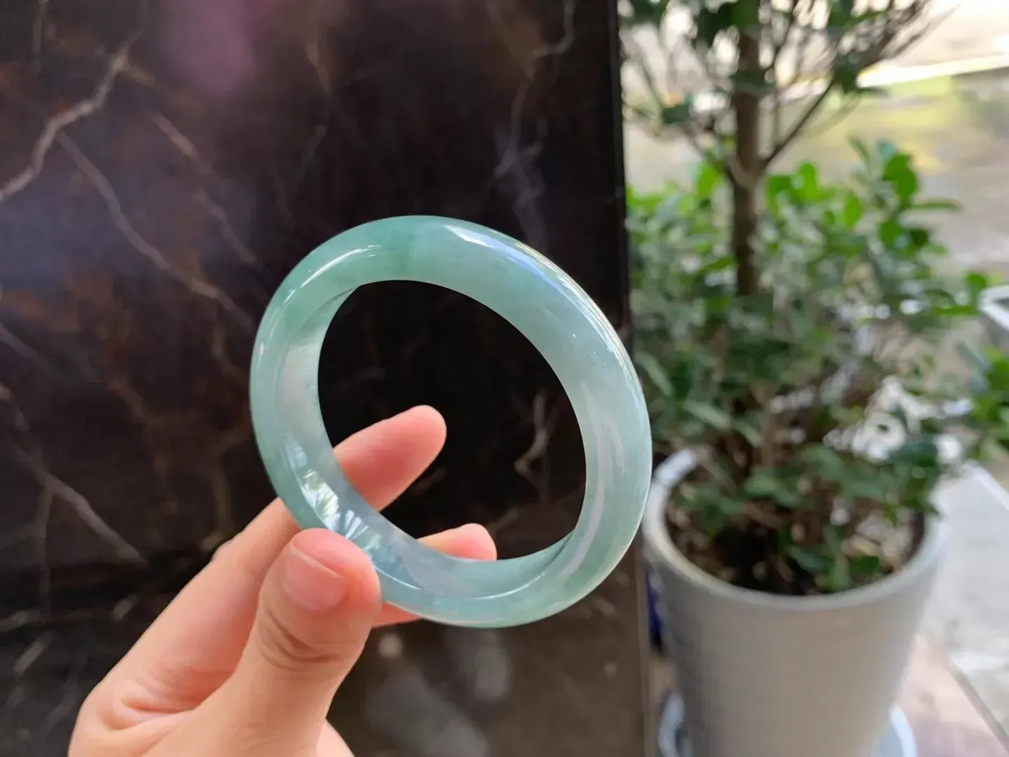 53圈口
冰油、油润度高、色泽艳丽 种好冰透 玉质细腻水润  底质干净  款式时尚  佩戴精致亮丽