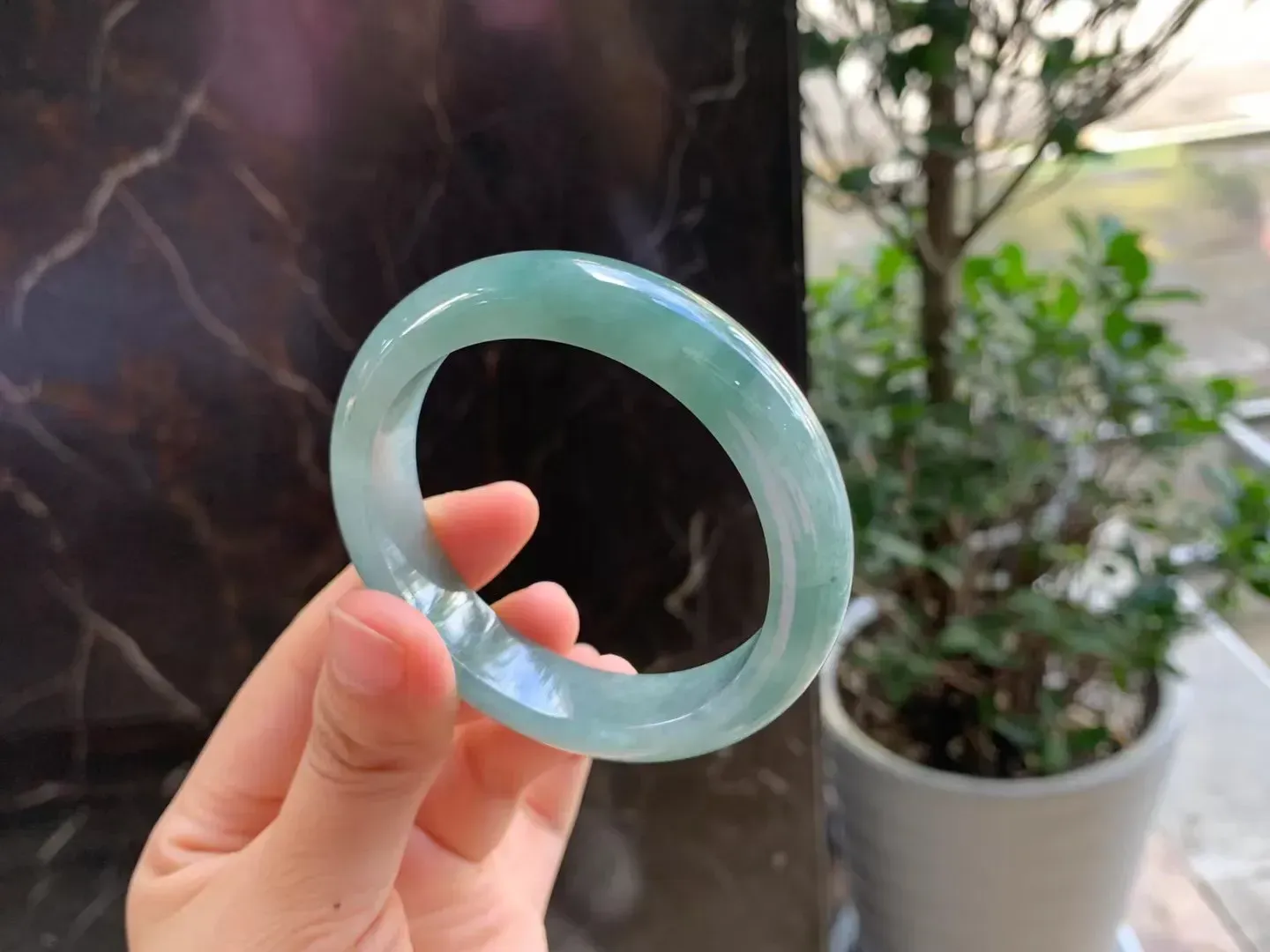 53圈口
冰油、油润度高、色泽艳丽 种好冰透 玉质细腻水润  底质干净  款式时尚  佩戴精致亮丽