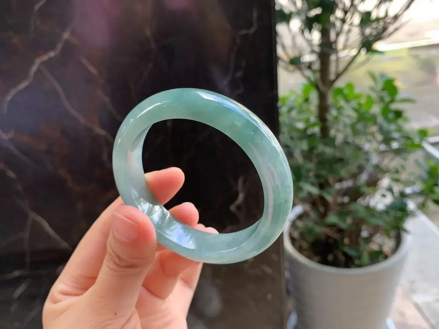 53圈口
冰油、油润度高、色泽艳丽 种好冰透 玉质细腻水润  底质干净  款式时尚  佩戴精致亮丽