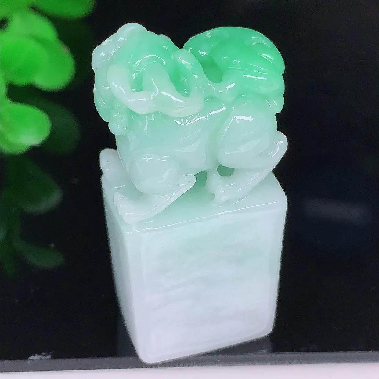 自然光实拍，冰润飘绿招财貔貅印章，翠色灵动，颜色漂亮，种老水足，品相佳#76.12