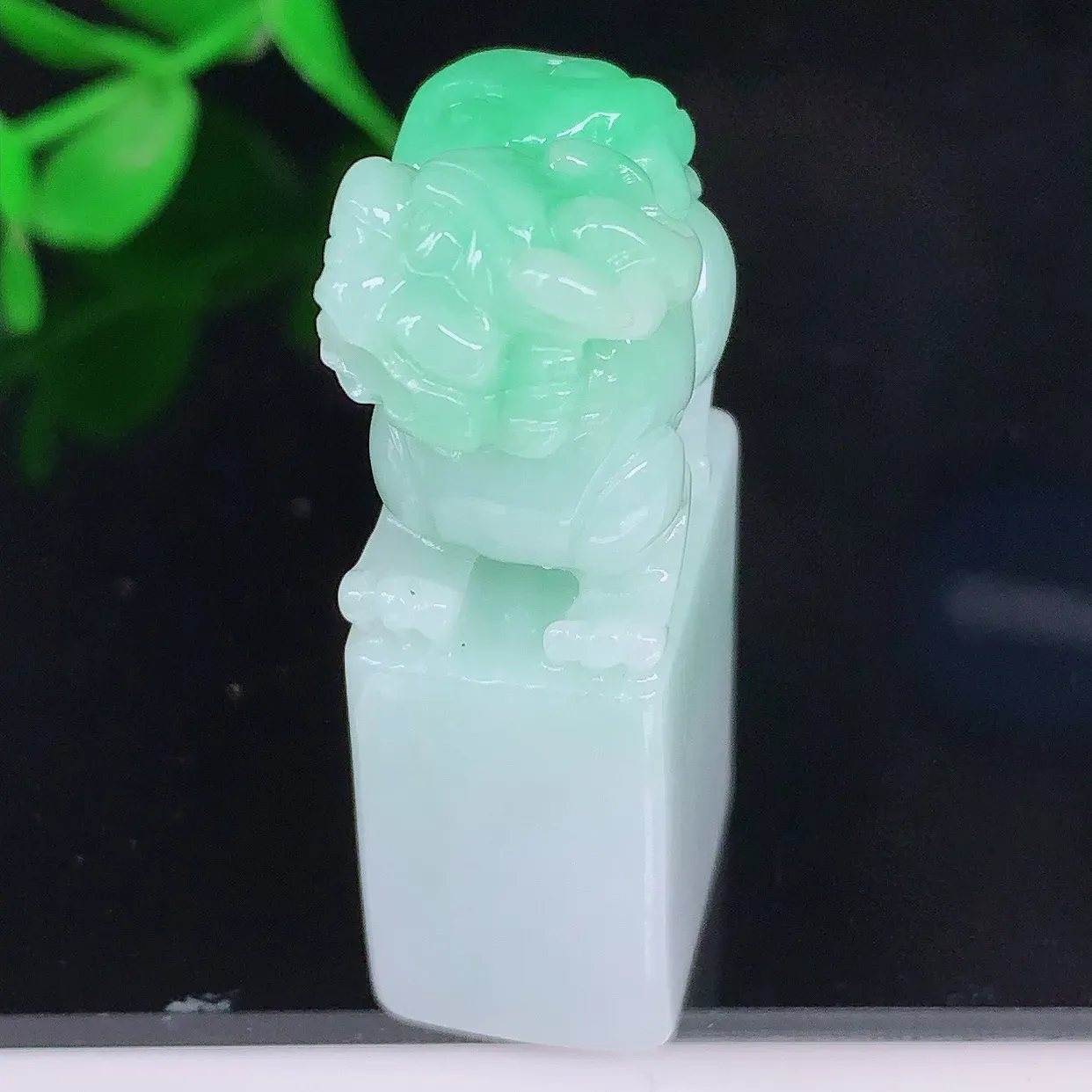 自然光实拍，冰润飘绿招财貔貅印章，翠色灵动，颜色漂亮，种老水足，品相佳#76.12
